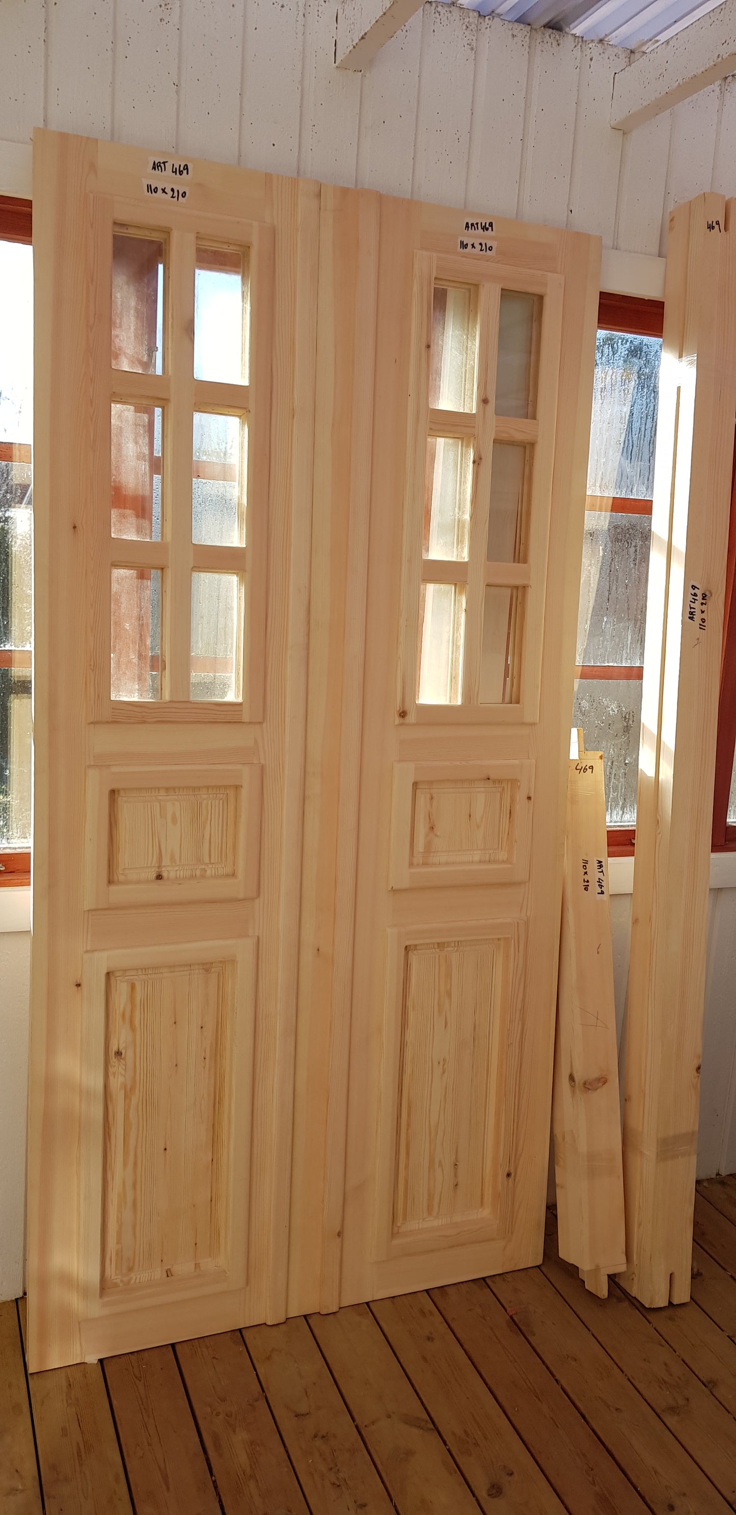 ART 469 Nytillverkad pardörr i gammal stil Mått B110 x H210 cm Öppnas utåt Handtag på höger sida Pris 15000 kr Tillkommer 1000 kr för gångjärn och låskista