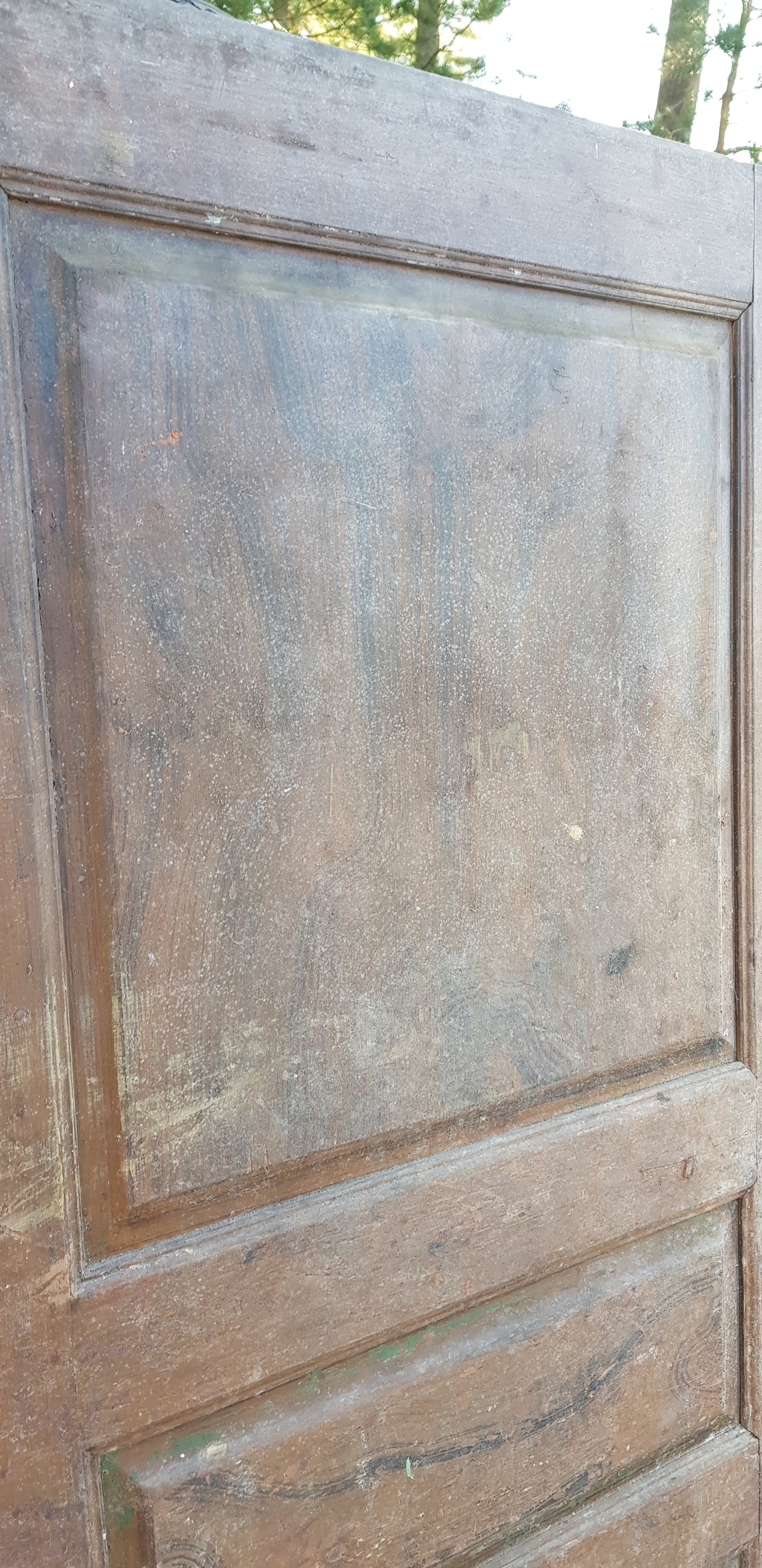 ARTIKELNUMMER 177 Antik Spegeldörr från 1700 talet med gammalt gångjärn säljes med karm som är nytillverkad.