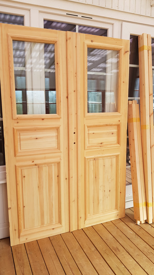 ART 714 Nytillverkad pardörr i gammal stil Mått B140 x H210 cm Öppnas utåt Handtag på höger sida Pris 15000 kr Tillkommer 1000 kr för gångjärn och låskista