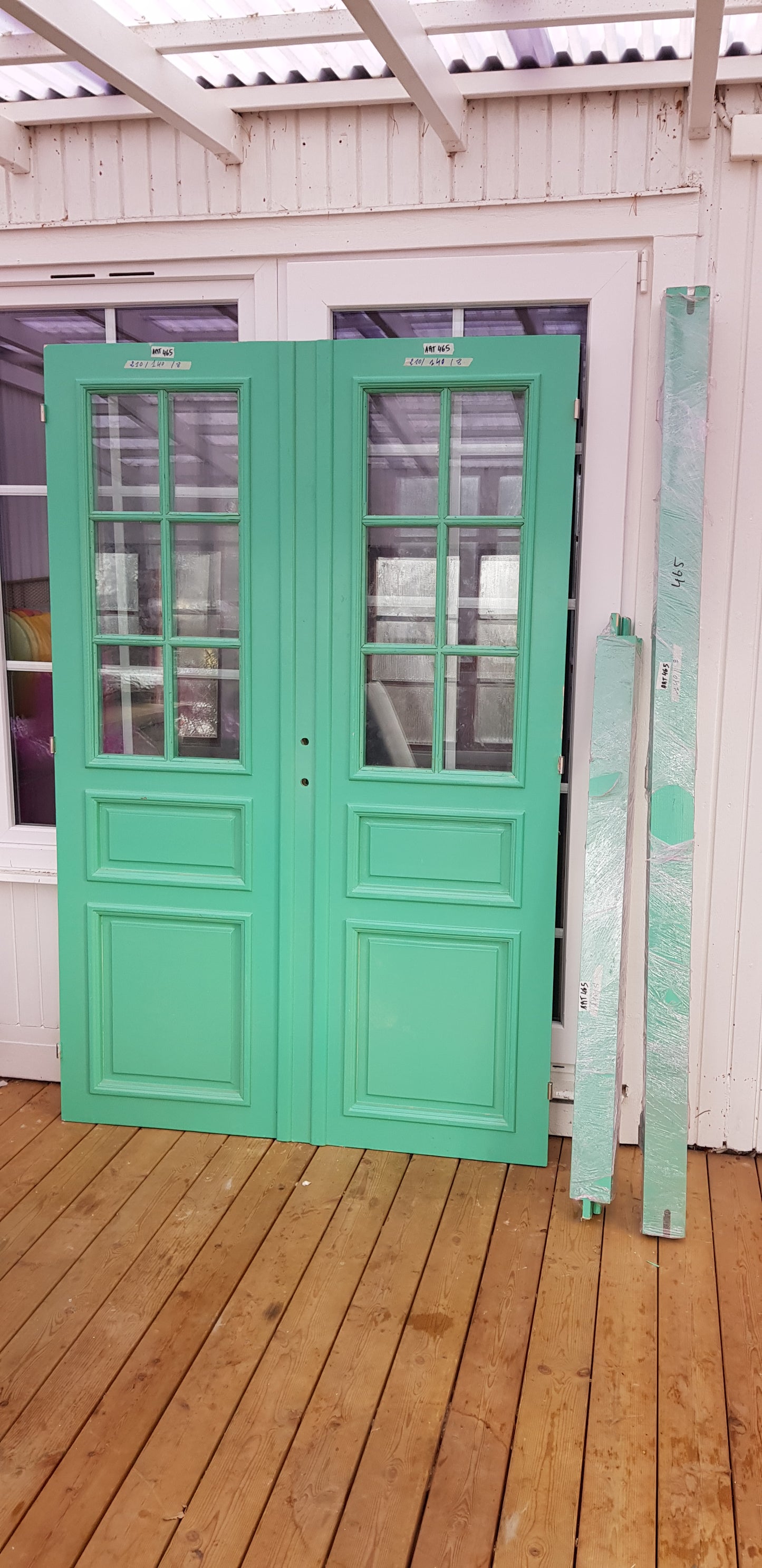 ARTIKELNUMMER 465 Nytillverkade pardörrar med dubbelglas i gammal stil inkl karm, yttermått: Bredd 140 cm Höjd 210 cm Djup dörrblad 4.5 cm pris: 16000 kr