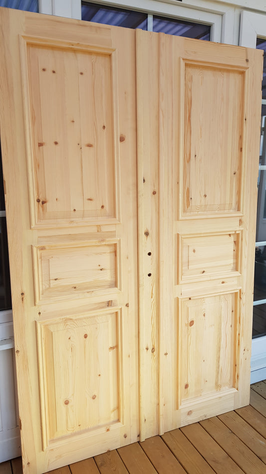 ART 722 Nytillverkad pardörr i gammal stil Mått B140 x H210 cm Öppnas utåt Handtag på höger sida Pris 15000 kr Tillkommer 1000 kr för gångjärn och låskista