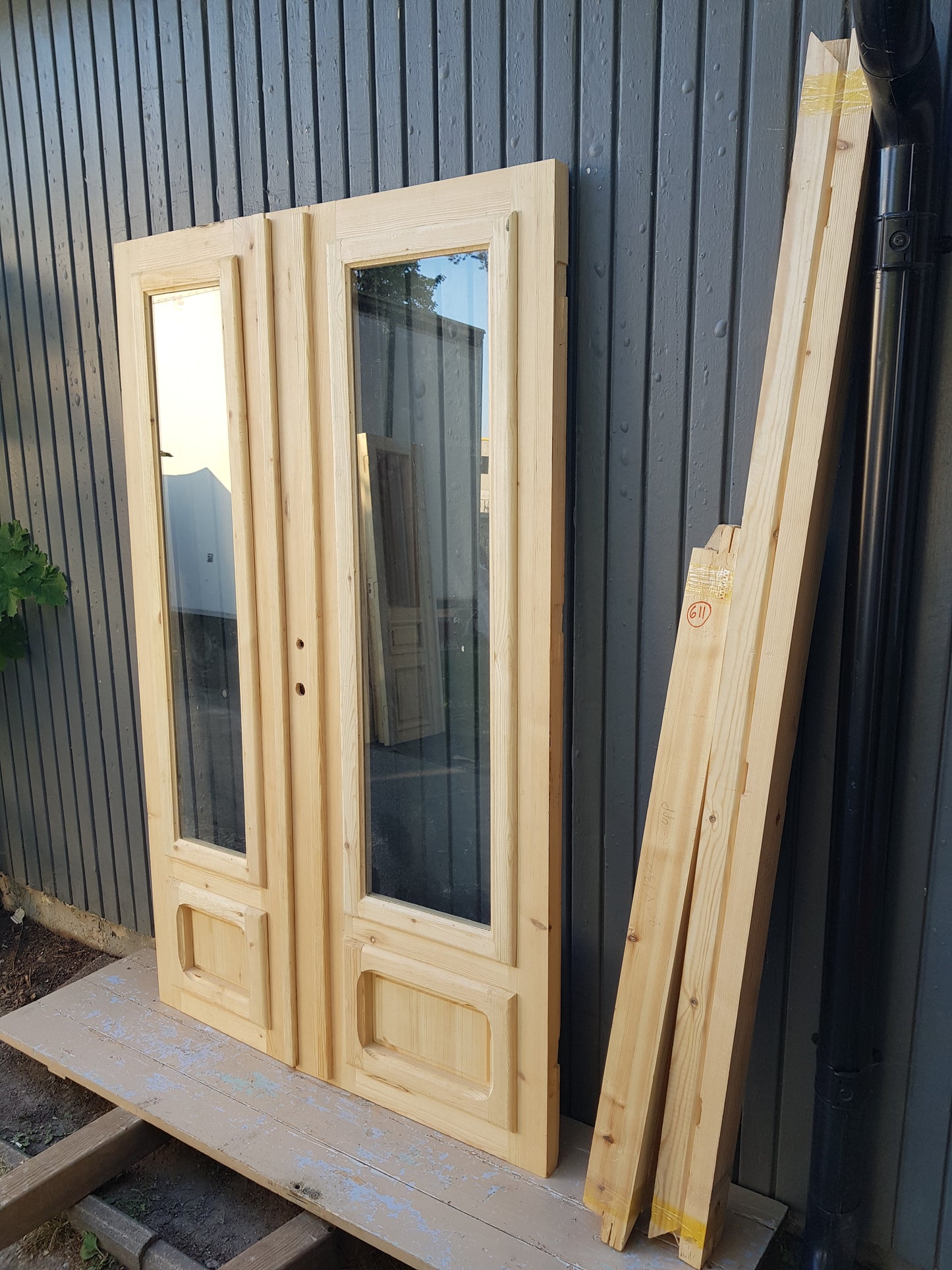 ARTIKELNUMMER 611 Nytillverkad pardörr med glas Mått: B 130 H 200 Pris: 15000 kr