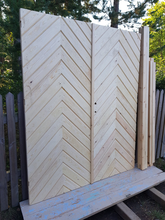 ART 683 Nytillverkad pardörr i gammal stil Mått B160 x H200 cm Öppnas utåt Handtag på höger sida Pris 15000 kr Tillkommer 1000 kr för gångjärn och låskista