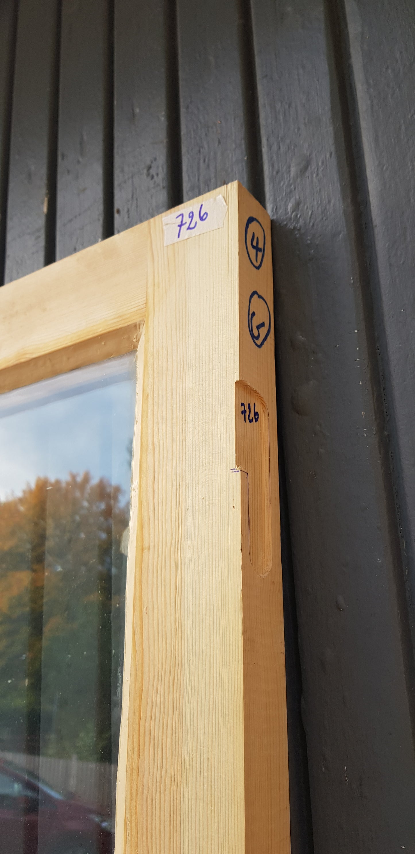 ART 726 - Nytillverkad pardörr i gammal stil Mått B128.5 x H220 cm Öppnas utåt Handtag på höger sida Dubbel glas Pris 15000 kr Tillkommer 1000 kr för gångjärn och låskista