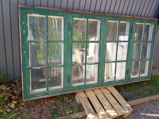 Stort gammalt fönster med äkta spröjs samt munblåst glas ,innerbåge  Mått: B 200 H 100 D 9,5  Pris:5500 kr  ARTIKELNUMMER:512