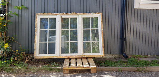 Stort gammalt fönster med äkta spröjs samt munblåst glas ,innerbåge  Mått: B 150 H 100 D 9,5  Pris:4500 kr  ARTIKELNUMMER:511