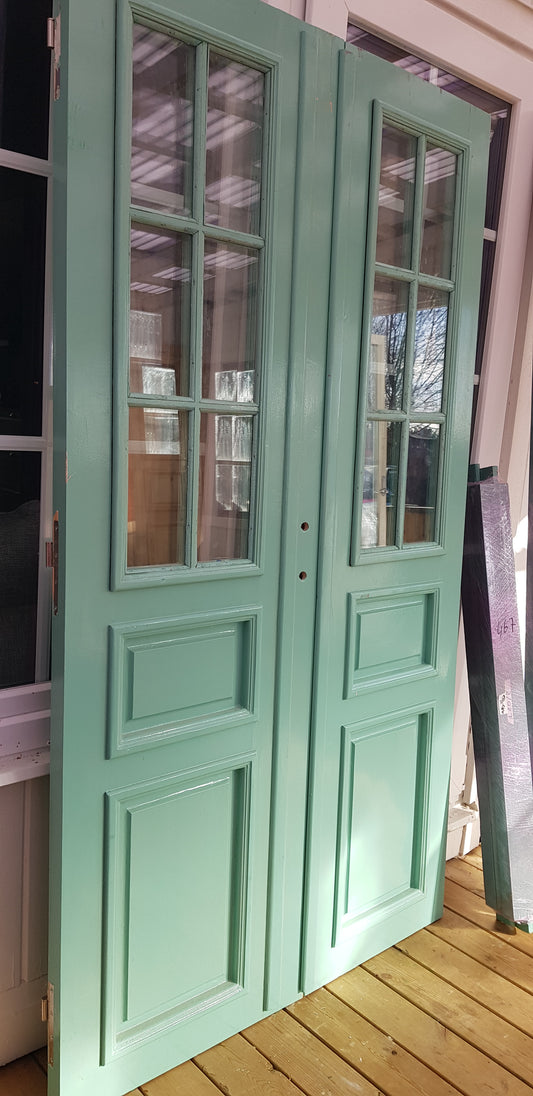 ARTIKELNUMMER 467 Nytillverkade pardörrar med dubbelglas i gammal stil inkl karm, möjlighet att ta bort lister runt glas för att kunna kitta fönstren yttermått: Bredd 120 cm Höjd 210 cm Djup dörrblad 4.5 cm pris: 16000 kr