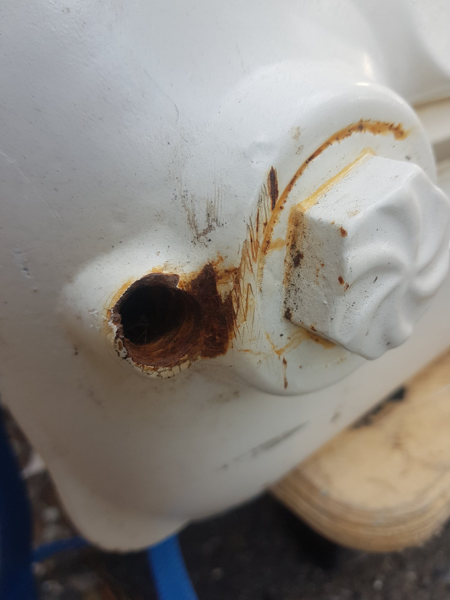 ART 687 mått utan ben B160 H60 D20 mått med ben B160 H66 D20 ventil behöver ses över Pris 3000 kr