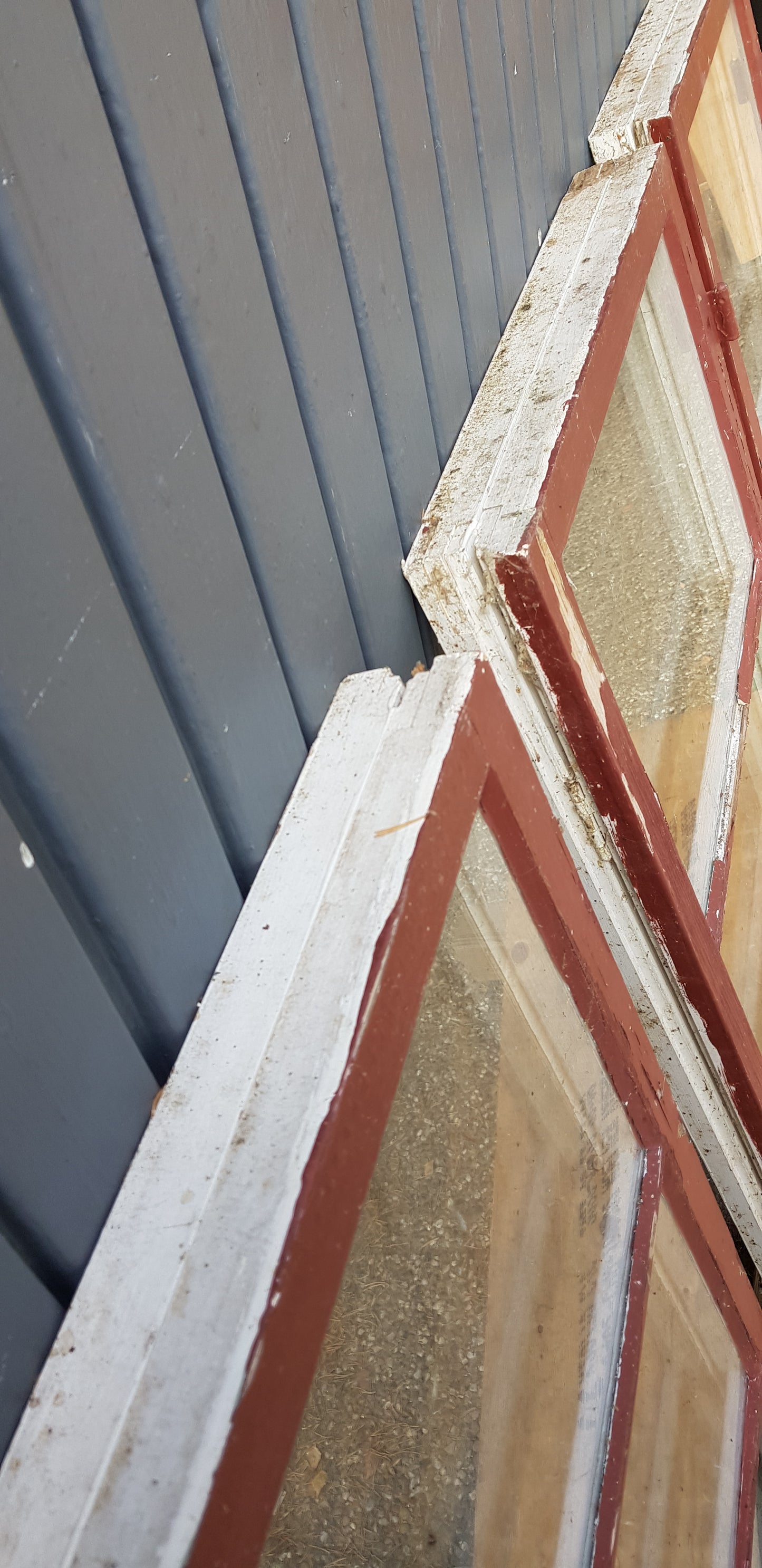 ARTIKELNUMMER 92 3 st gamla fönster med nytillverkade karm. mått utan karm: insidan b48.5h103.5 d3.5. utsidan b49.5 h103.5 d3.5 pris 2250kr per st med ny karm.