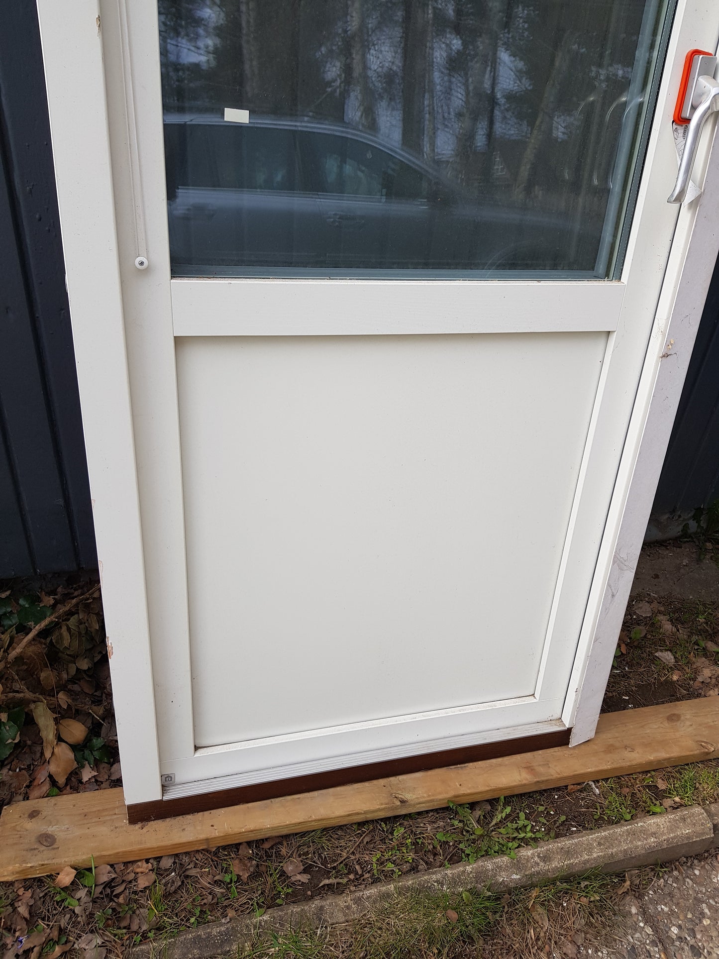 ARTIKELNUMMER 81 Nya trä treglas, altandörrar inkl karm öppnas utåt, höger hängda. Yttermått med karm Bredd 80 cm Höjd 220 cm djup 10 cm Pris: 4500 kr per styck VI LEVERERAR INOM STOCKHOLM FÖR 500 KR