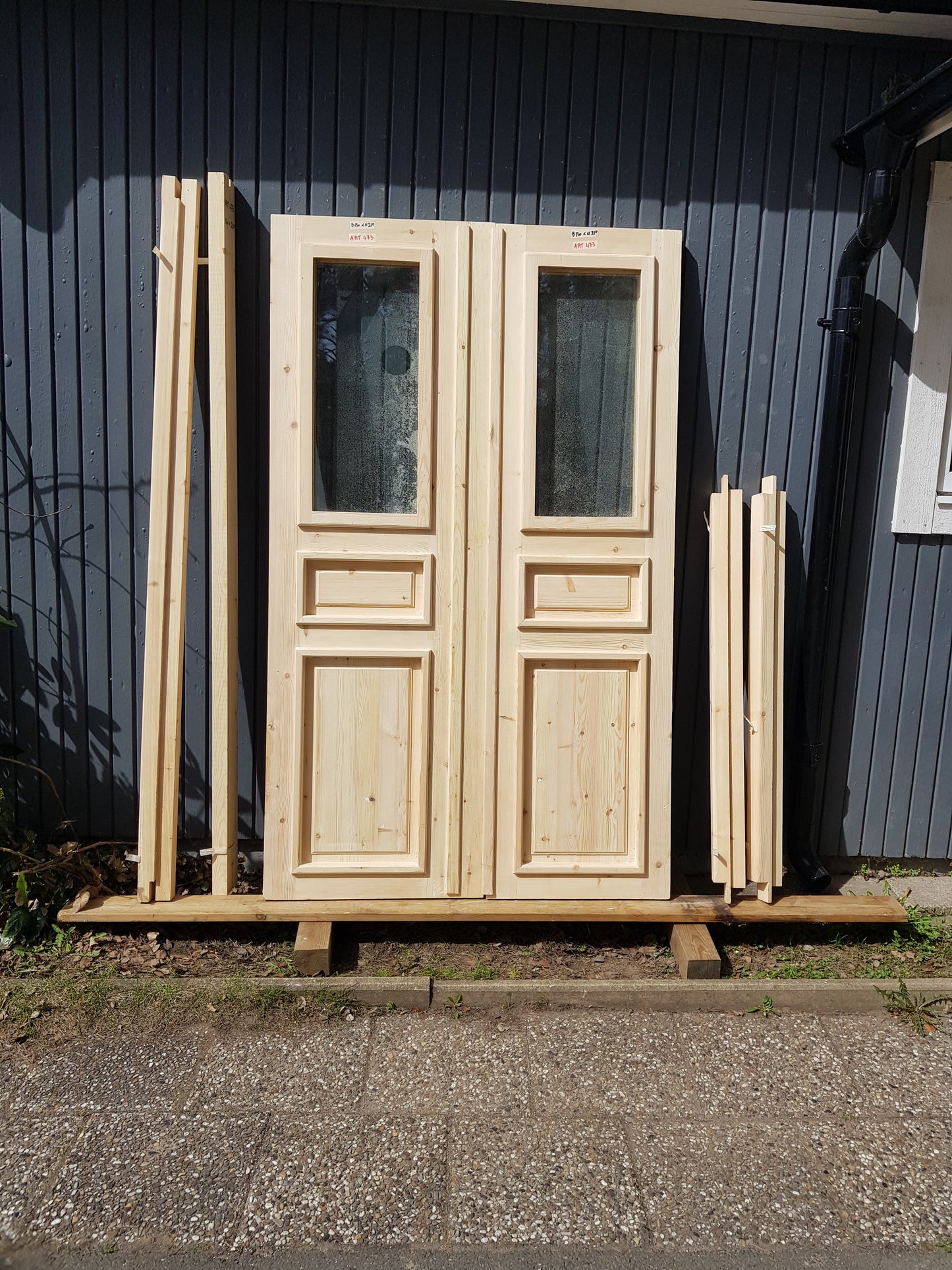 ARTIKELNUMMER 473 Nytillverkade obehandlade pardörrar med dubbelglas i gammal stil inkl. karm karmyttermått Bredd 130 cm Höjd 210 cm Djup dörrblad 4,5 cm Pris: 15000 kr Tillkommer 1000 kr för gångjärn och låskista om man väljer det