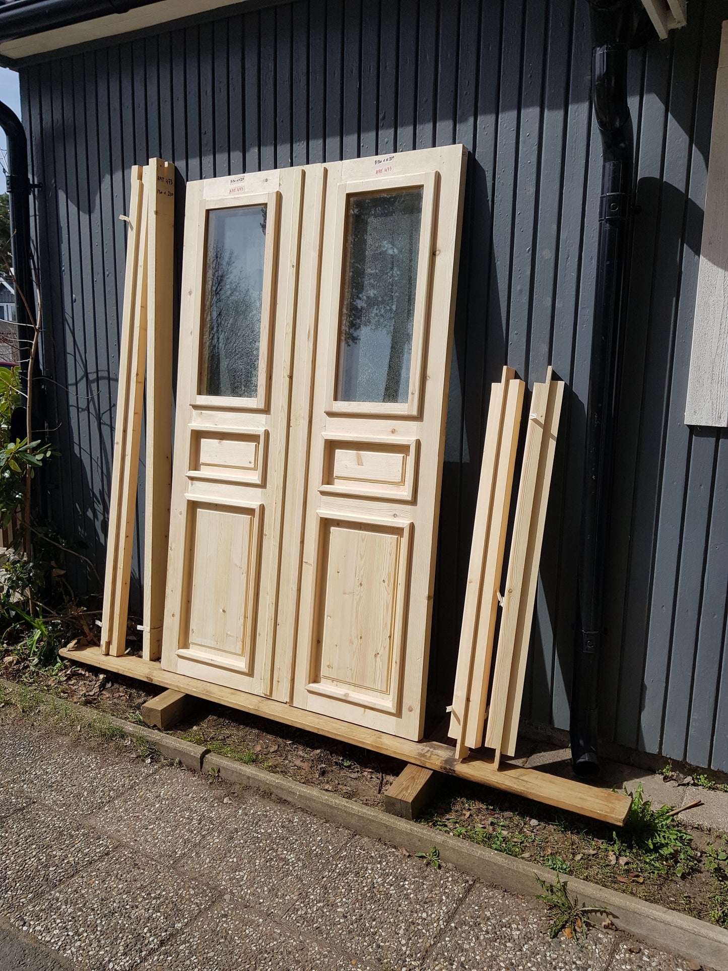 ARTIKELNUMMER 473 Nytillverkade obehandlade pardörrar med dubbelglas i gammal stil inkl. karm karmyttermått Bredd 130 cm Höjd 210 cm Djup dörrblad 4,5 cm Pris: 15000 kr Tillkommer 1000 kr för gångjärn och låskista om man väljer det