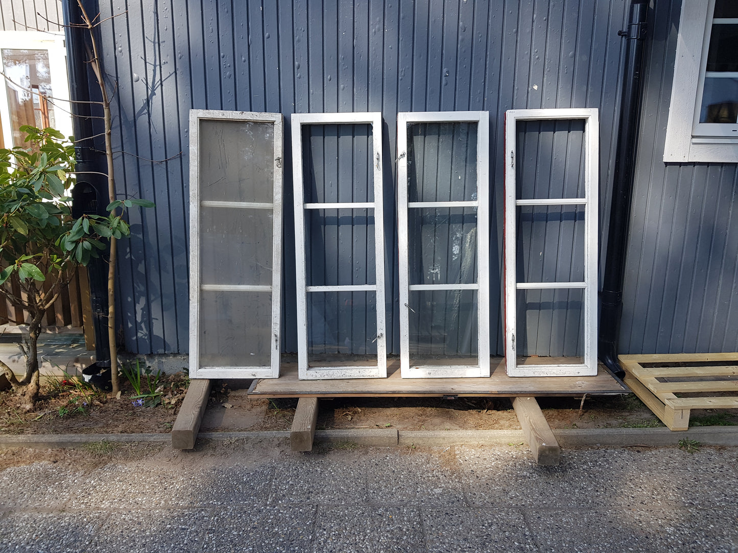 Art 01X 4st B46.5 H137.5 D6.5 kopplade 900 st äkta spröjs några rutor är trasiga.