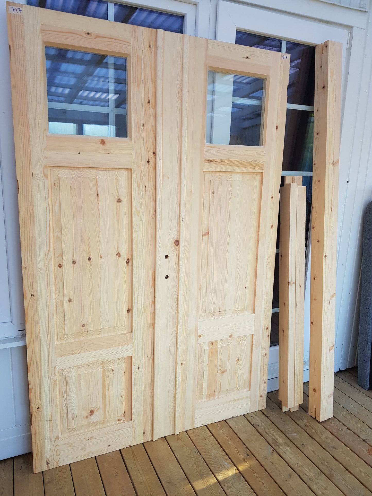 ART 717 Nytillverkad pardörr i gammal stil Mått B140 x H210 cm Öppnas utåt Handtag på höger sida Pris 15000 kr Tillkommer 1000 kr för gångjärn och låskista