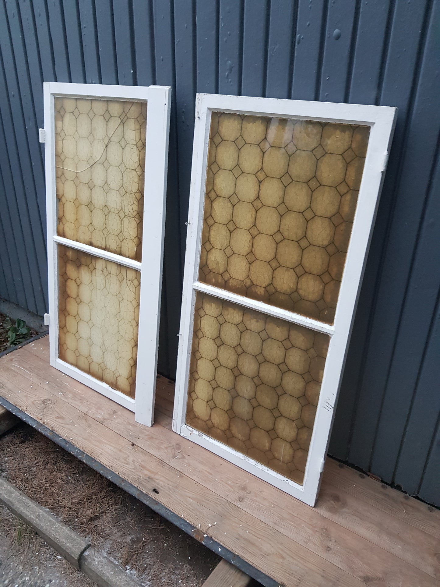 Art 13A  2st gamla fönster med gammalt glas B54 h109 d3.5 600kr per st en spricka på ena fönstret