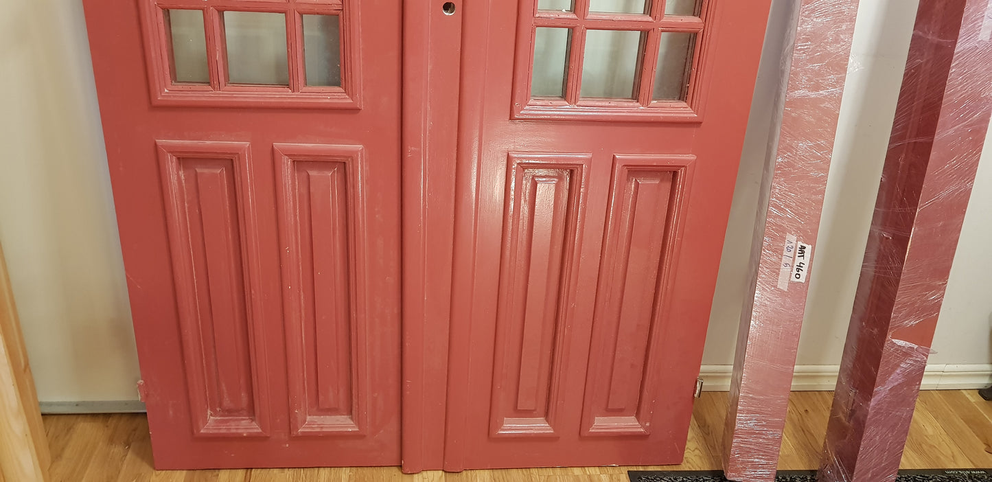 ARTIKELNUMMER 460 Nytillverkade pardörrar med dubbelglas i gammal stil inkl karm, yttermått: Bredd 120 cm Höjd 210 cm Djup dörrblad 4.5 cm pris: 16000 kr