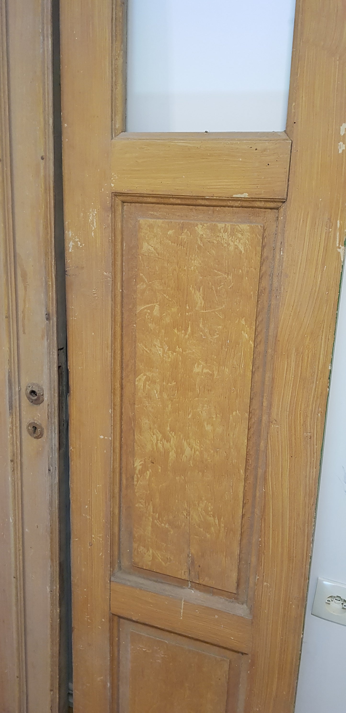 *Härlig och fin Antik pardörr komplett med nytillverkad karm Mått utan karm Bredd 49+59 cm Höjd 194 cm Djup dörrblad 4.5 cm Mått med karm: Bredd 118 cm Höjd 204 cm Djup 10 cm Pris pardörr: 9000 kr Pris nytillverkad karm: 1500 kr ARTIKELNUMMER 192