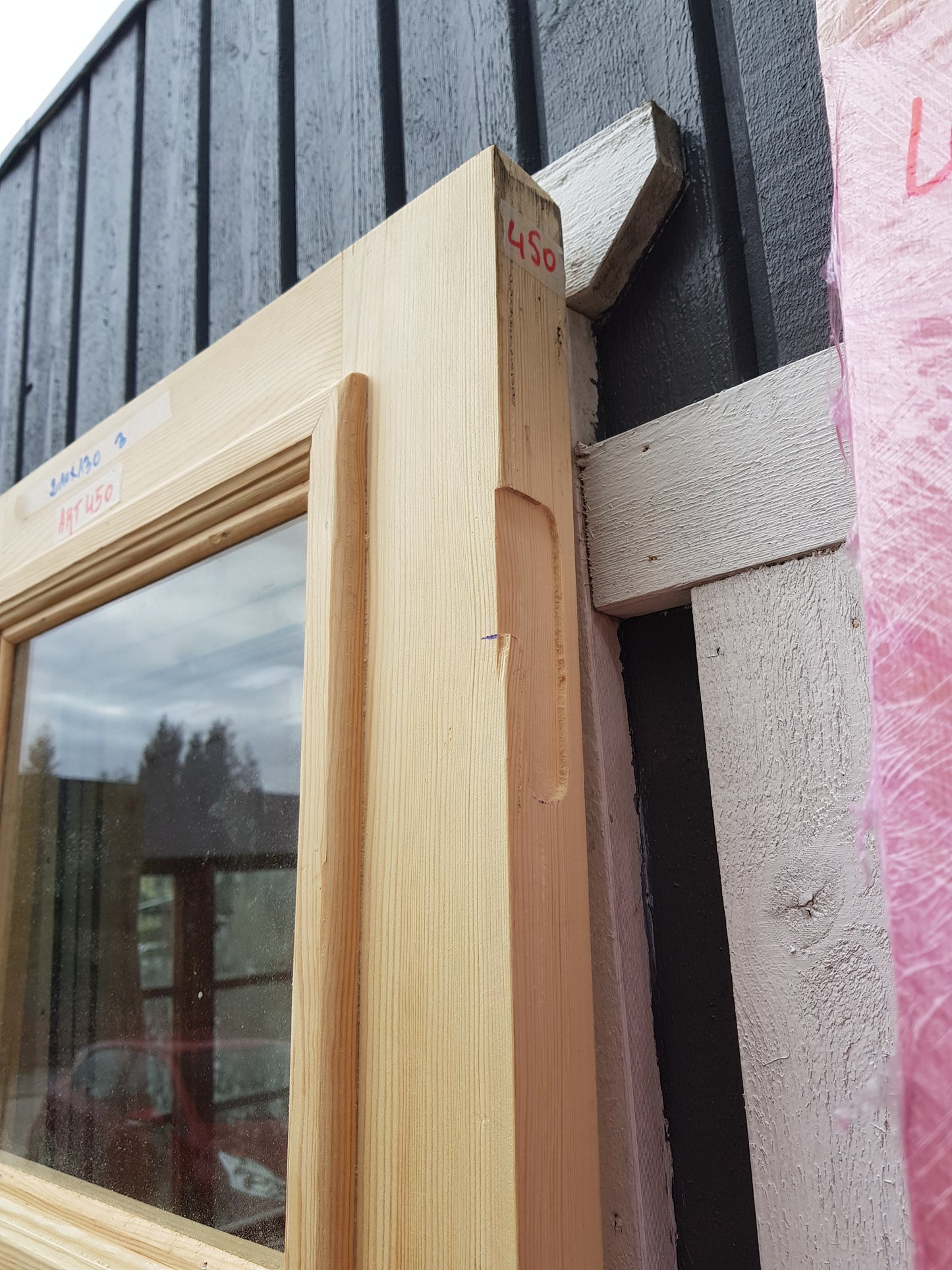 ARTIKELNUMMER 450 Nytillverkade obehandlade pardörrar med dubbelglas i gammal stil inkl karm karmyttermått Bredd 130 cm Höjd 210 cm Djup dörrblad 4,5 cm Pris: 15000 kr Tillkommer 1000 kr för gångjärn och låskista om man väljer det