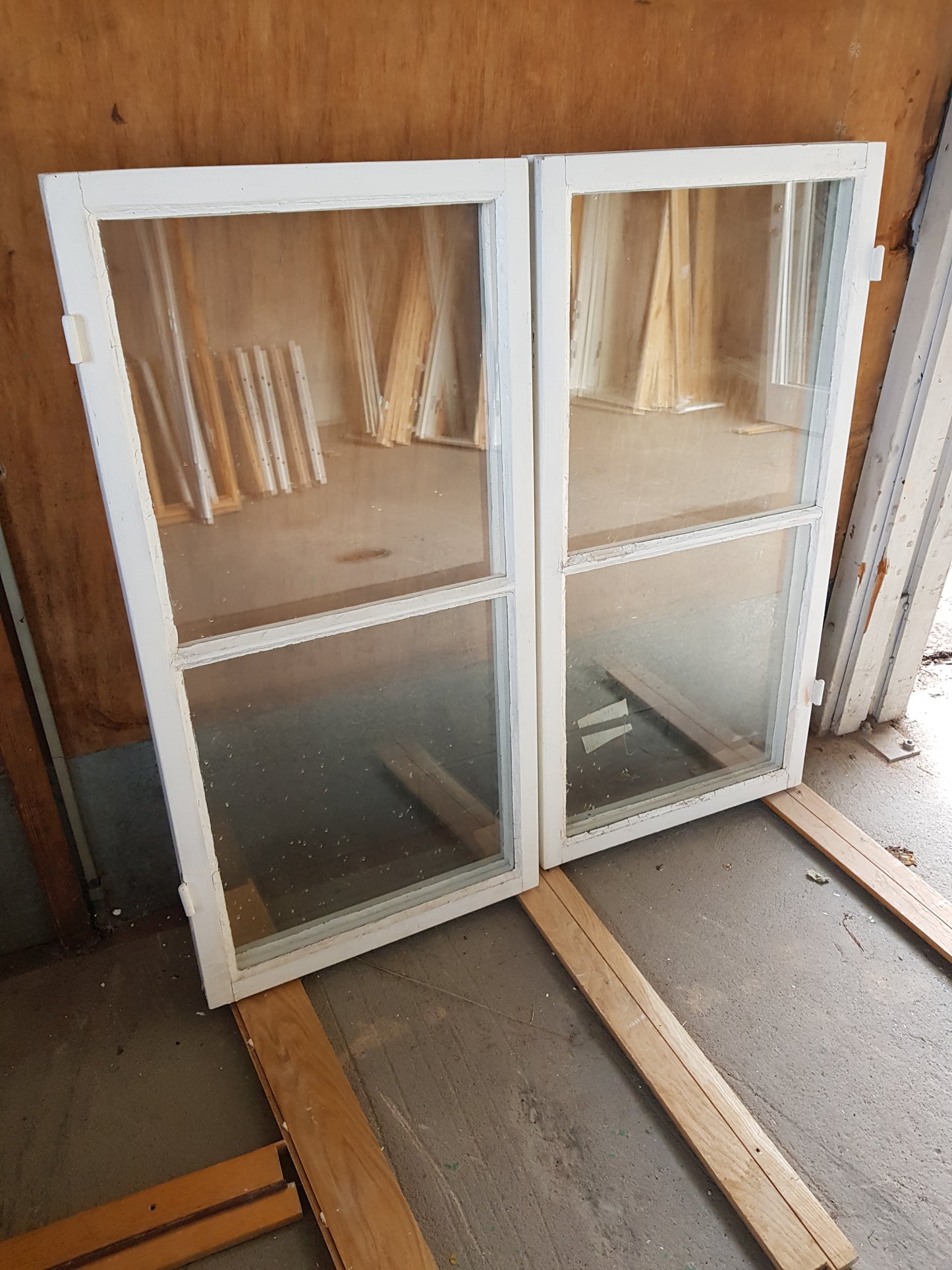 Art 852E    2st gamla fönster utan karm b 53.5 h107 1000kr st (Borlänge)