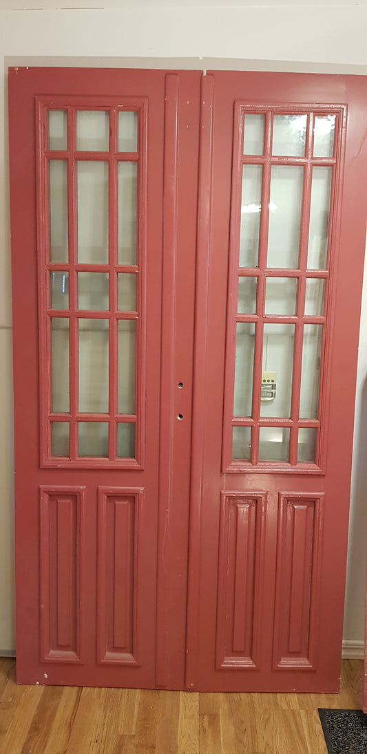 ARTIKELNUMMER 460 Nytillverkade pardörrar med dubbelglas i gammal stil inkl karm, yttermått: Bredd 120 cm Höjd 210 cm Djup dörrblad 4.5 cm pris: 16000 kr