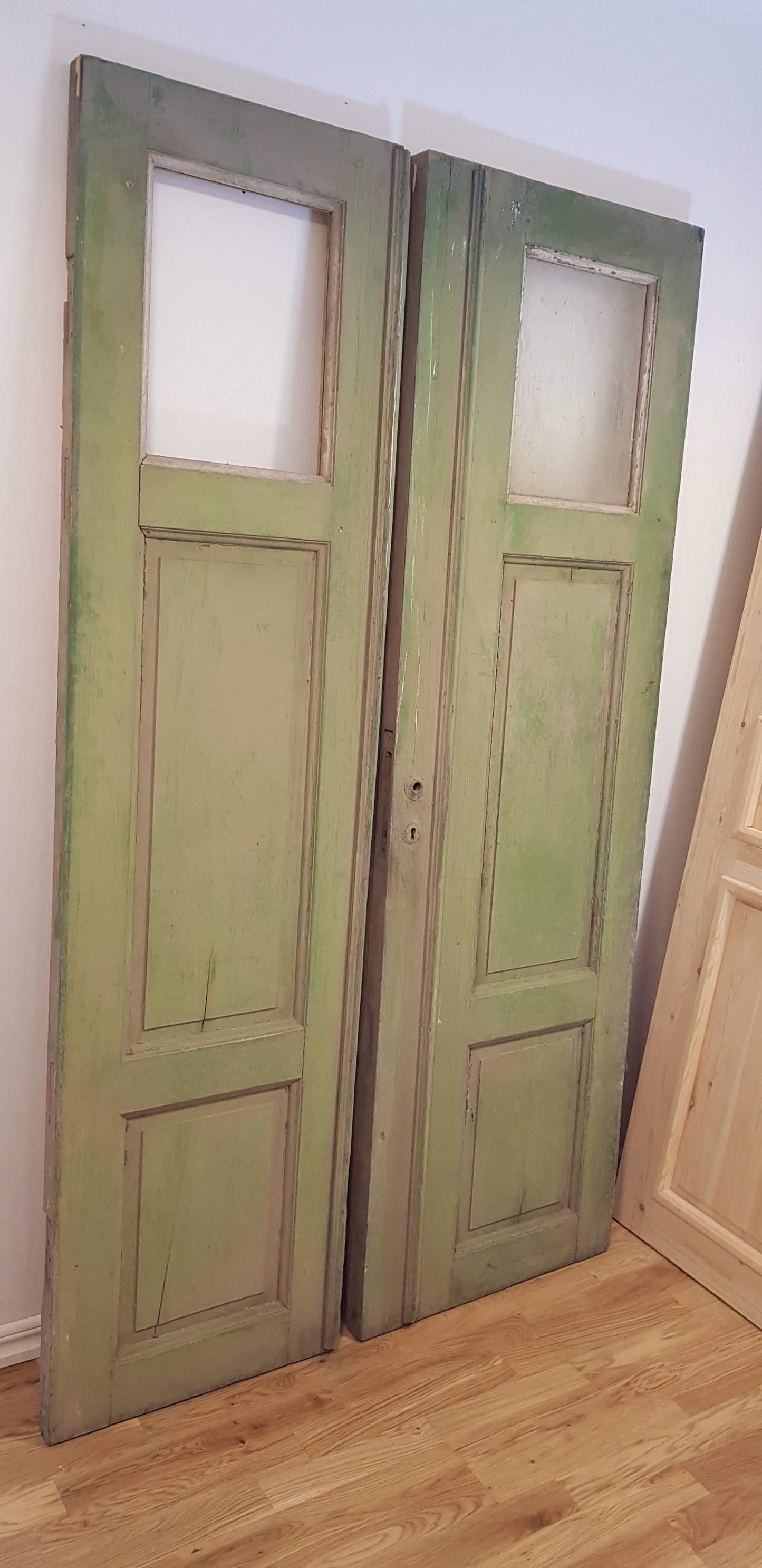 *Härlig och fin Antik pardörr komplett med nytillverkad karm Mått utan karm Bredd 49+59 cm Höjd 194 cm Djup dörrblad 4.5 cm Mått med karm: Bredd 118 cm Höjd 204 cm Djup 10 cm Pris pardörr: 9000 kr Pris nytillverkad karm: 1500 kr ARTIKELNUMMER 192