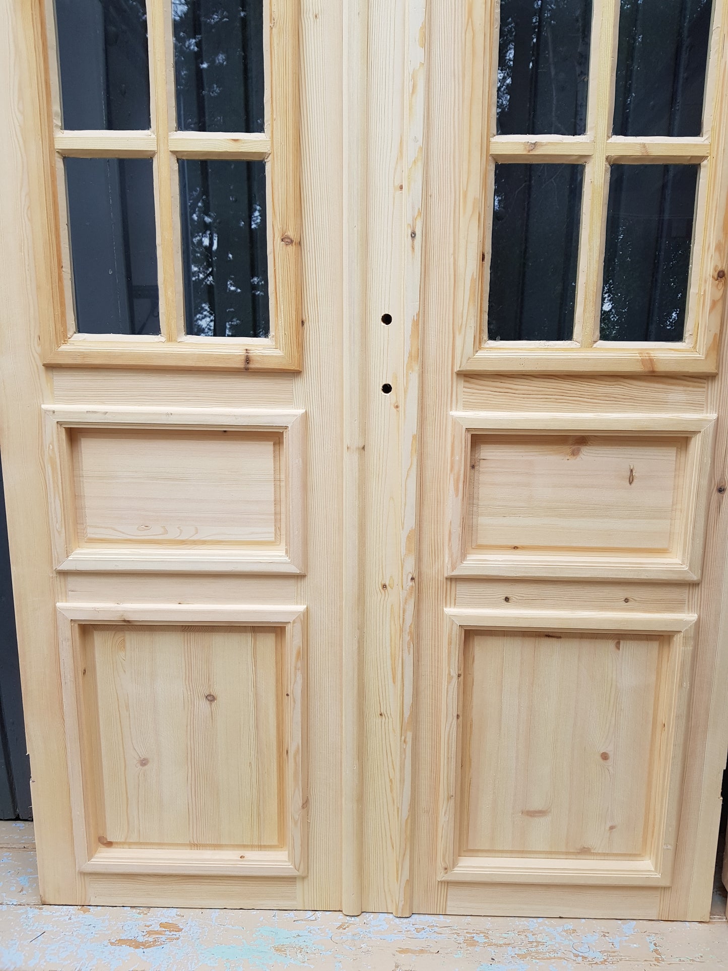 ART 664 Nytillverkad pardörr i gammal stil Mått B130 x H210 cm Öppnas utåt Handtag på höger sida Pris 15000 kr Tillkommer 1000 kr för gångjärn och låskista