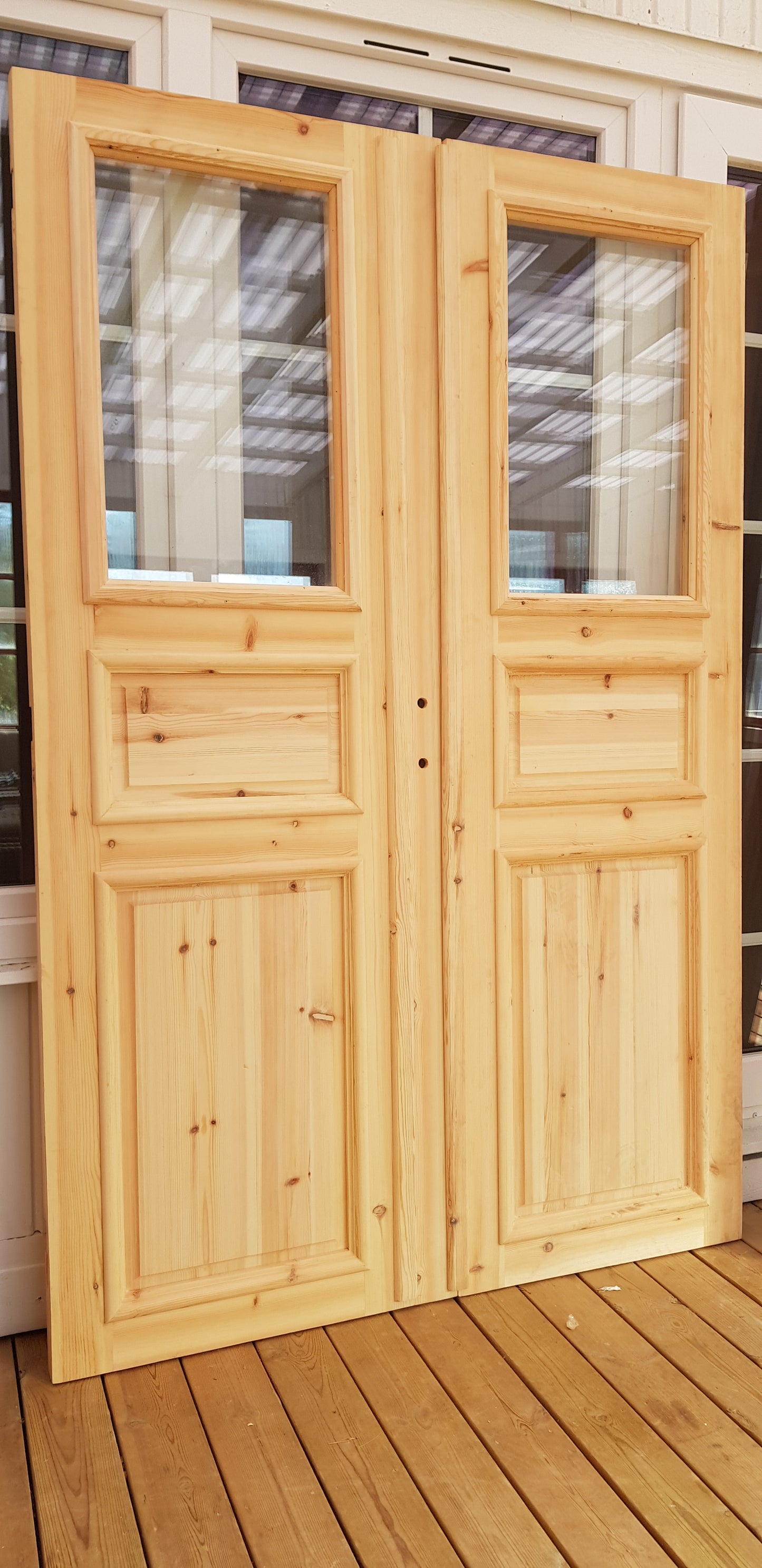 ART 714 Nytillverkad pardörr i gammal stil Mått B140 x H210 cm Öppnas utåt Handtag på höger sida Pris 15000 kr Tillkommer 1000 kr för gångjärn och låskista