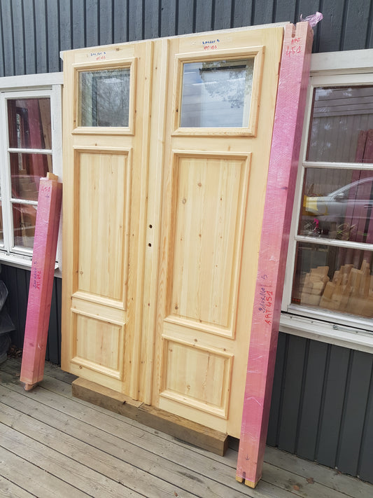 ARTIKELNUMMER 451 Nytillverkade obehandlade pardörrar med dubbelglas i gammal stil inkl karm karmyttermått Bredd 140 cm Höjd 210 cm Djup dörrblad 4,5 cm Pris: 15000 kr Tillkommer 1000 kr för gångjärn och låskista om man väljer det
