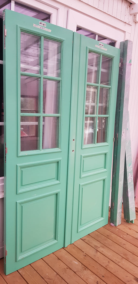 ARTIKELNUMMER 463 Nytillverkade pardörrar med dubbelglas i gammal stil inkl karm, yttermått: Bredd 140 cm Höjd 210 cm Djup dörrblad 4.5 cm pris: 16000 kr