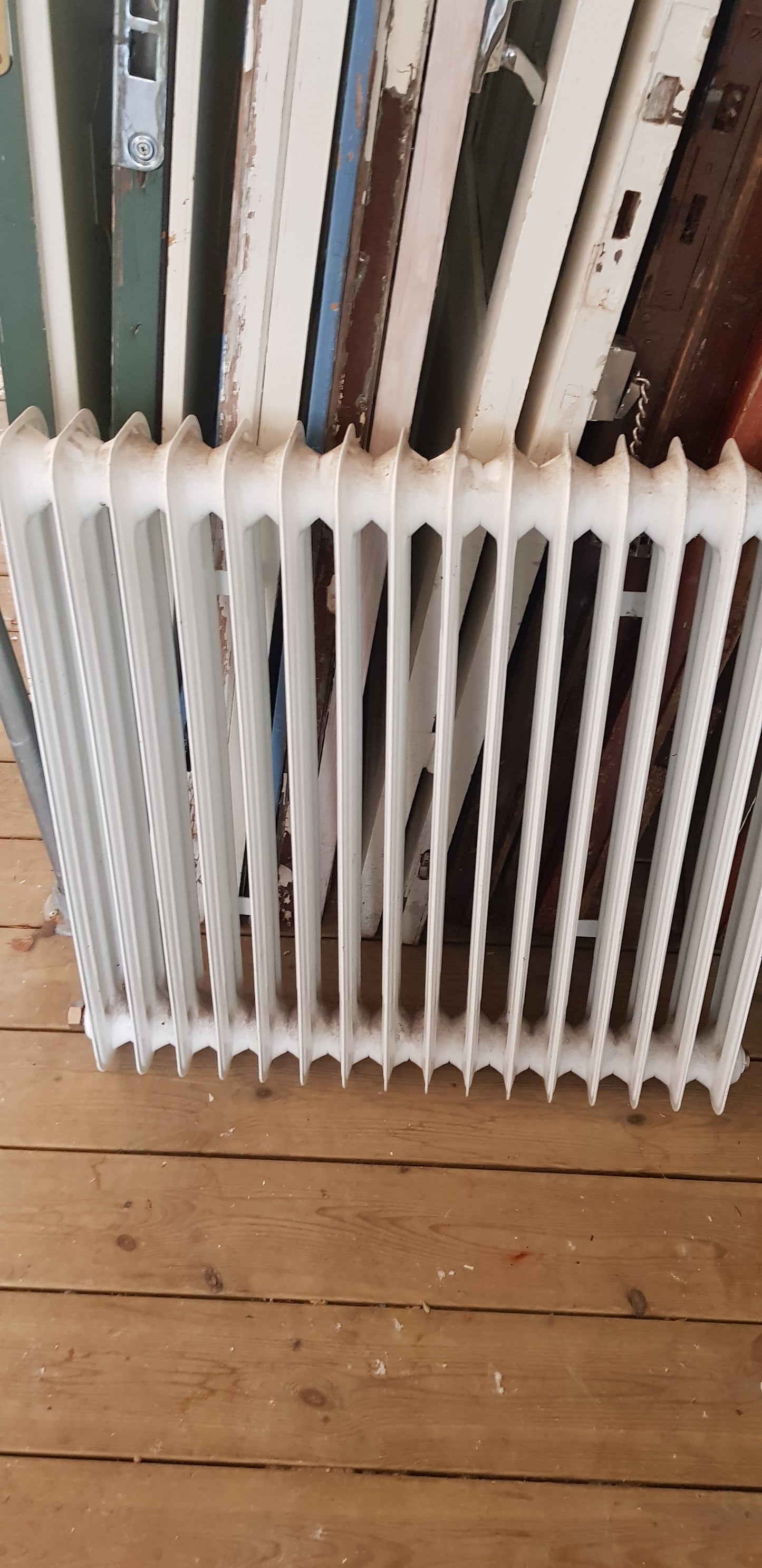 ARTIKELNUMMER 434 Fint gammal Element/Radiator B 75 H 75 D 13 Pris 2000 KR