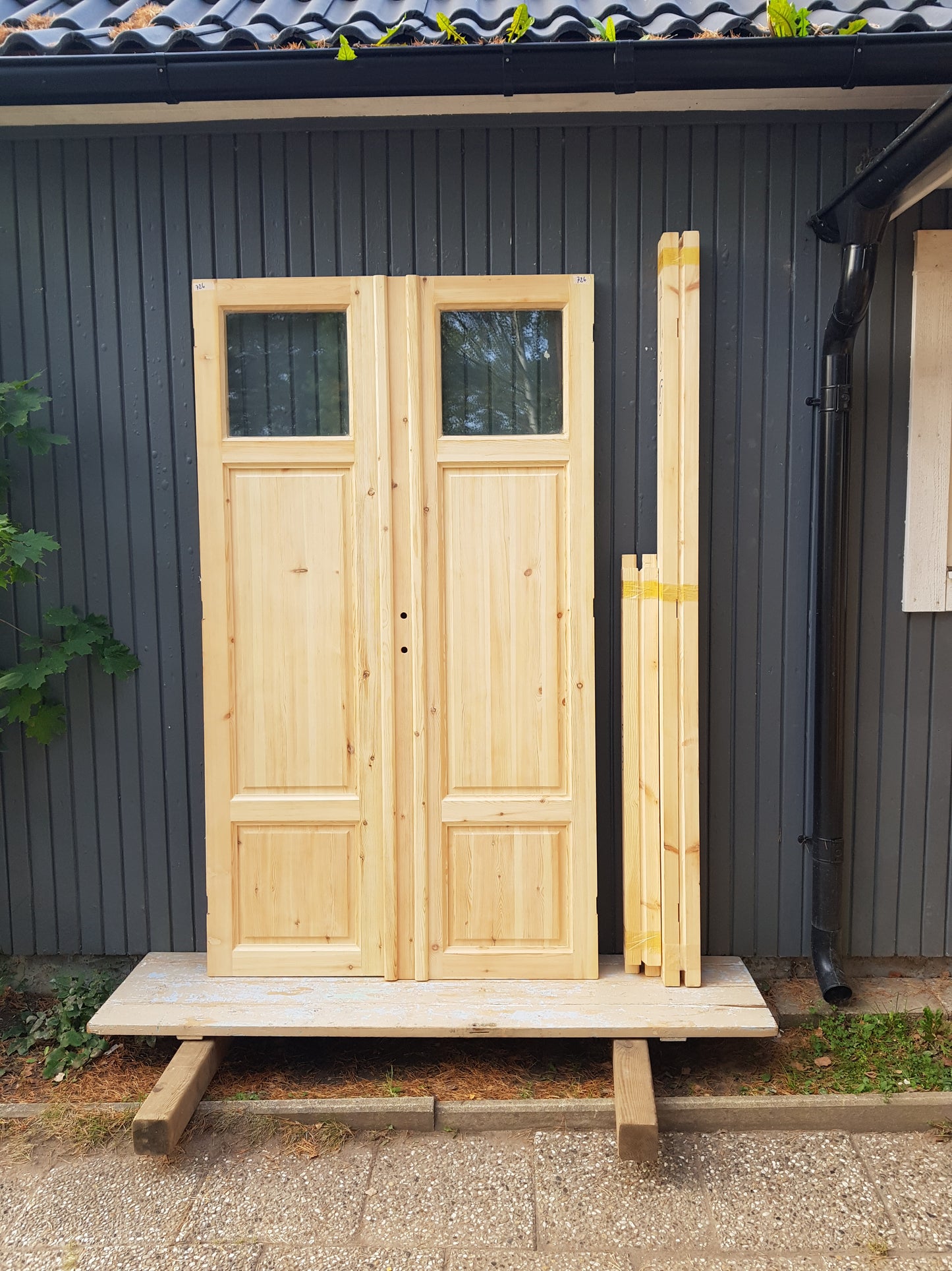 ART 726 - Nytillverkad pardörr i gammal stil Mått B128.5 x H220 cm Öppnas utåt Handtag på höger sida Dubbel glas Pris 15000 kr Tillkommer 1000 kr för gångjärn och låskista