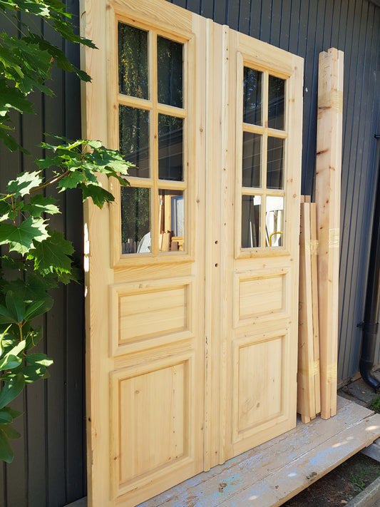 ART 685 Nytillverkad pardörr i gammal stil Mått B130 x H210 cm Öppnas utåt Handtag på höger sida Pris 15000 kr Tillkommer 1000 kr för gångjärn och låskista