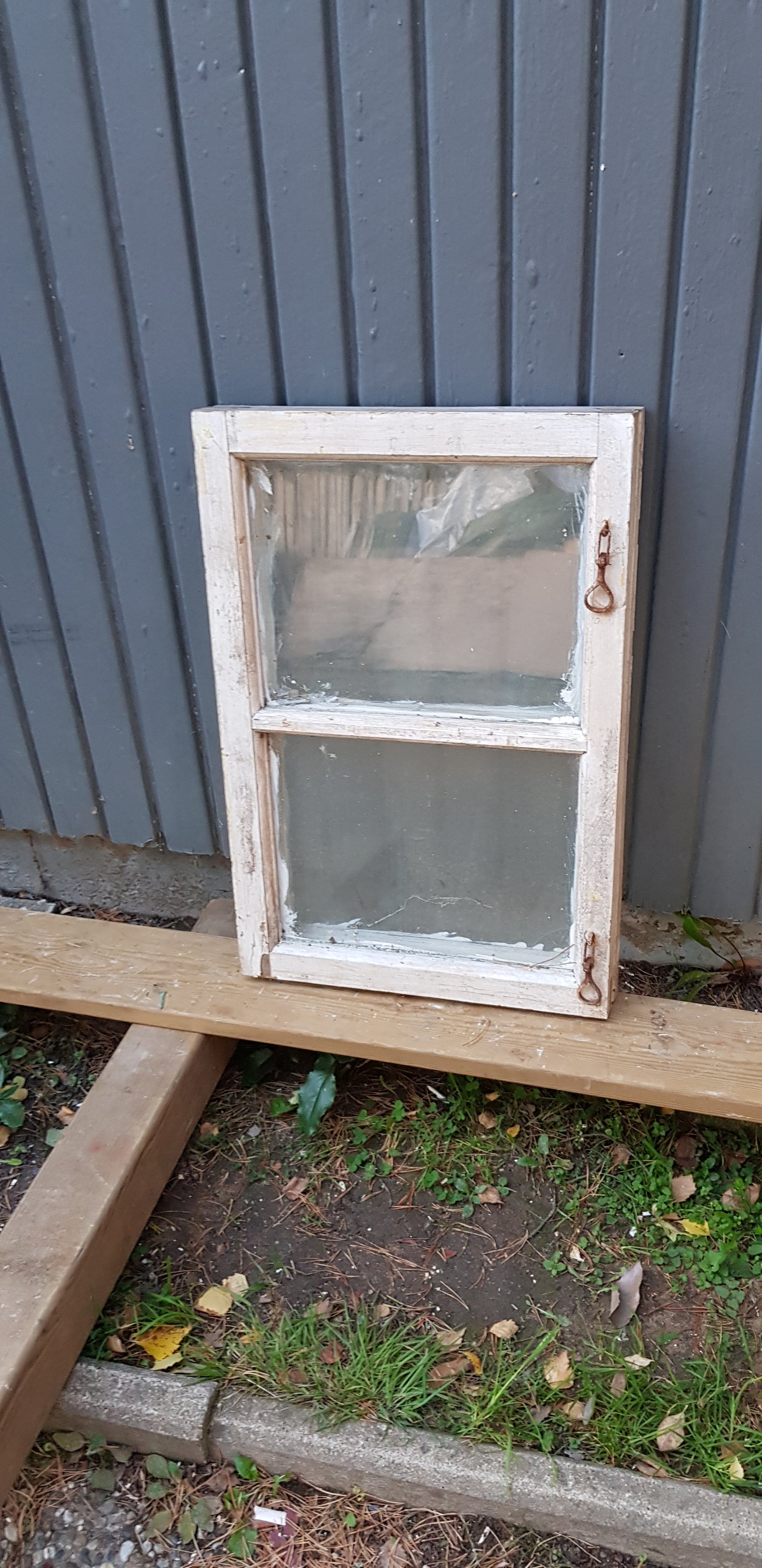 ARTIKELNUMMER 26  Ett litet kopplat fönster   Mått:B 42,5 H63  Pris: 900kr 