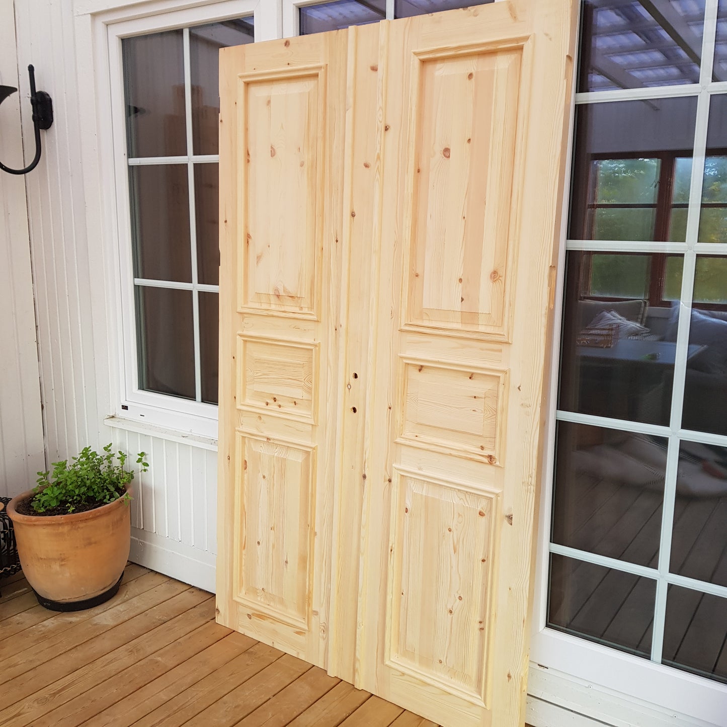 ART 721 Nytillverkad pardörr i gammal stil Mått B130 x H210 cm Öppnas utåt Handtag på höger sida Pris 15000 kr Tillkommer 1000 kr för gångjärn och låskista