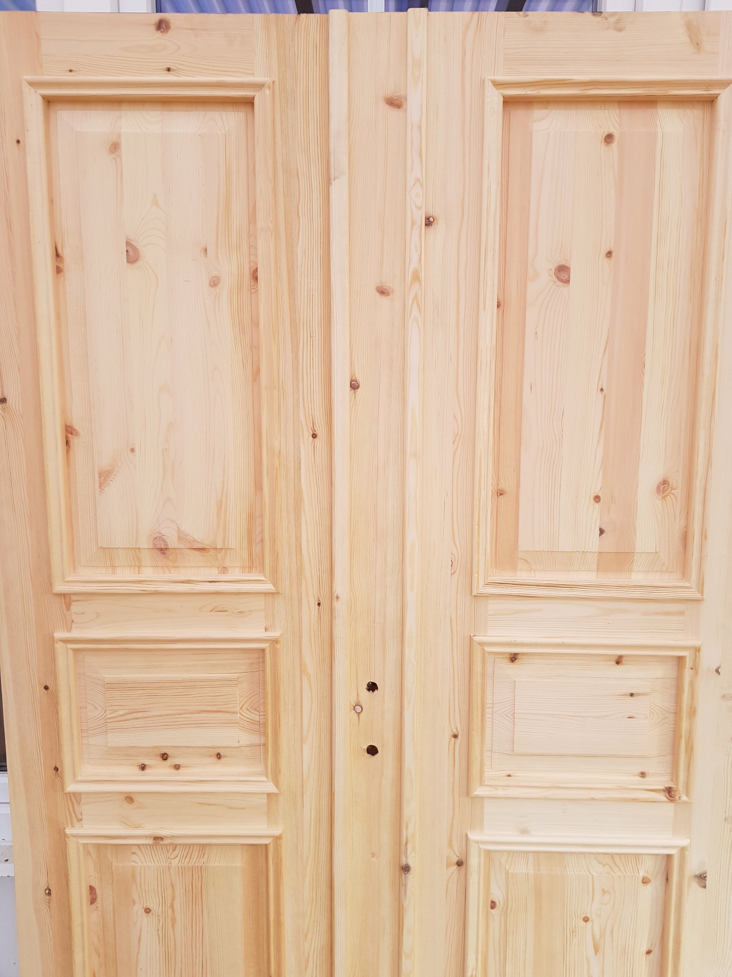 ART 721 Nytillverkad pardörr i gammal stil Mått B130 x H210 cm Öppnas utåt Handtag på höger sida Pris 15000 kr Tillkommer 1000 kr för gångjärn och låskista