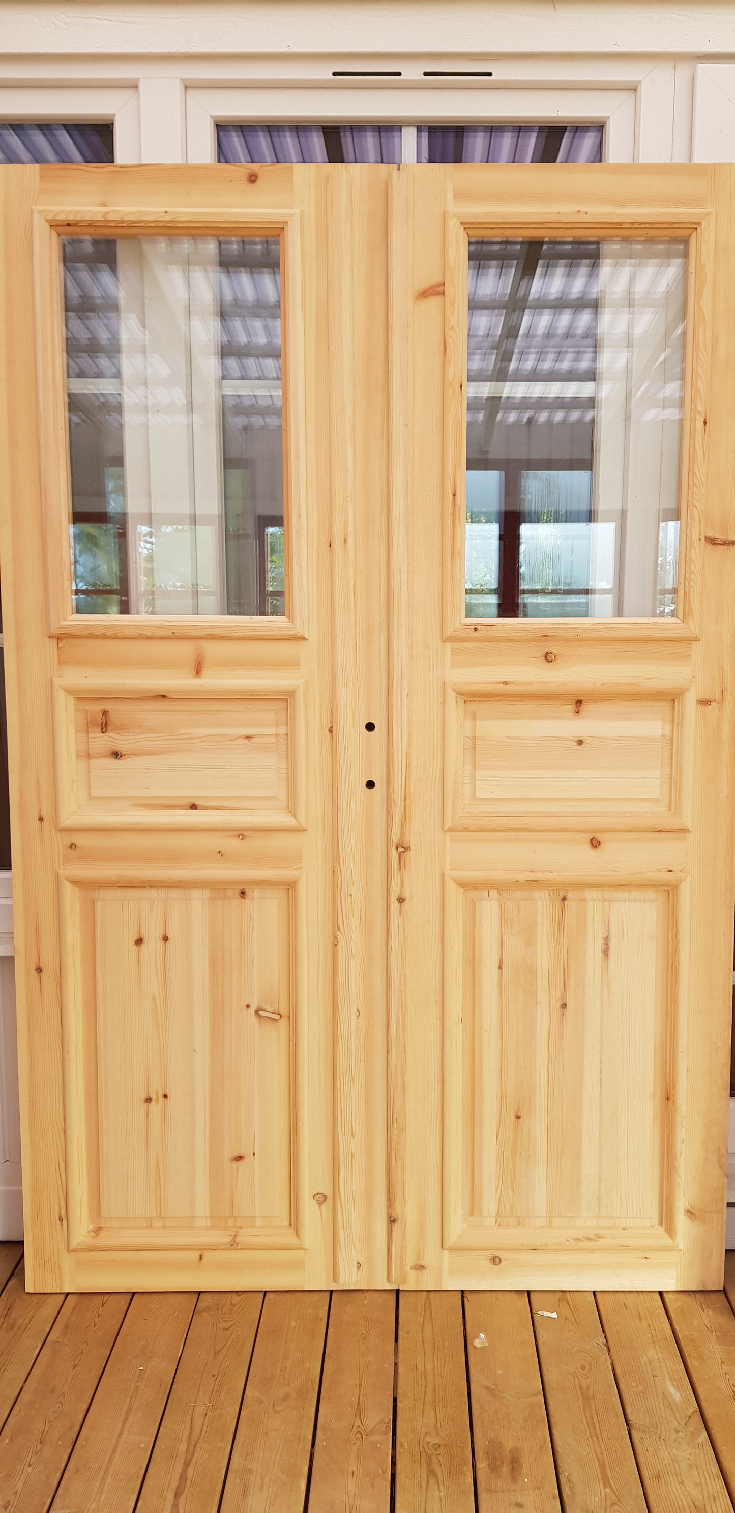 ART 714 Nytillverkad pardörr i gammal stil Mått B140 x H210 cm Öppnas utåt Handtag på höger sida Pris 15000 kr Tillkommer 1000 kr för gångjärn och låskista