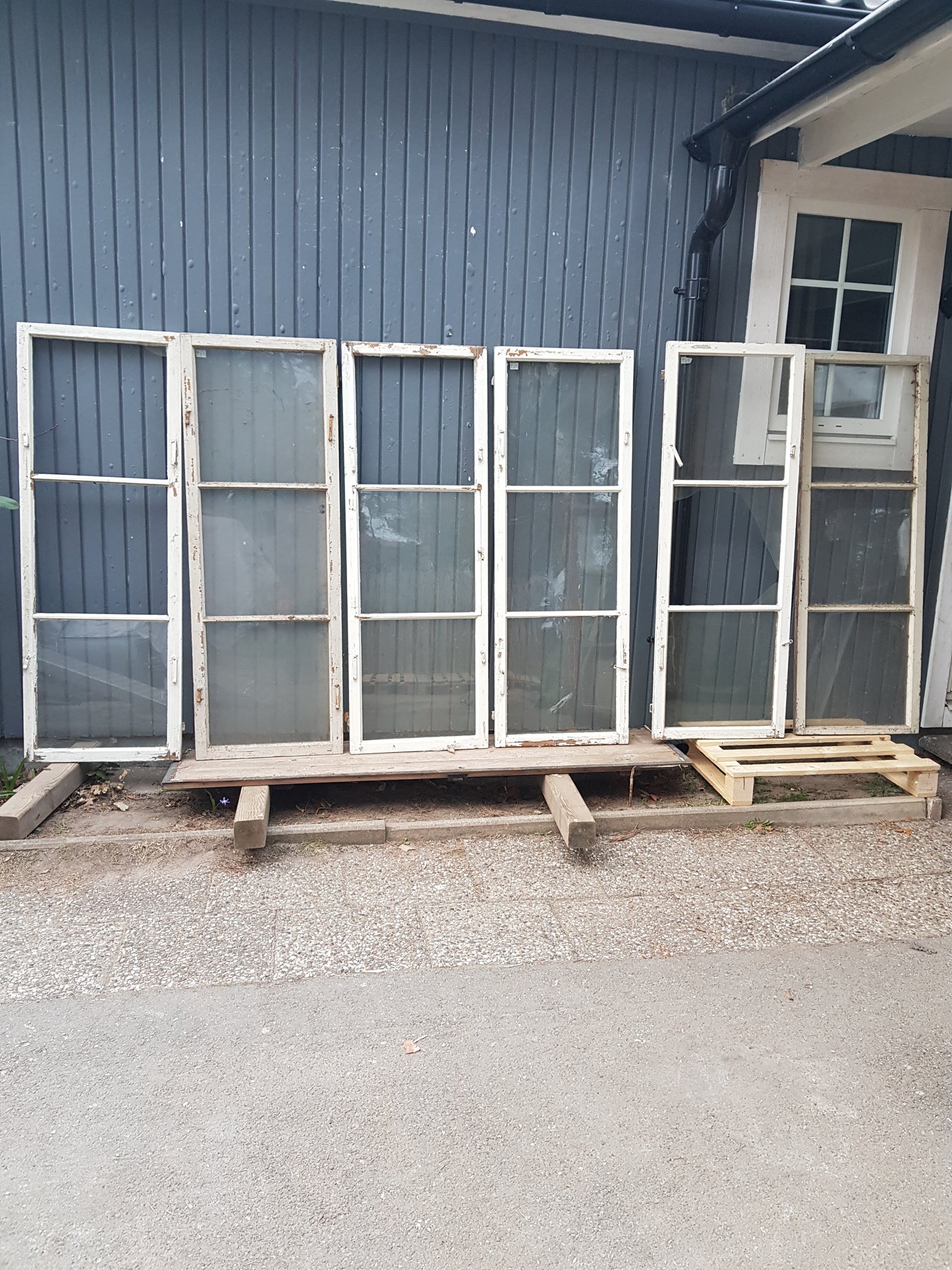 Art 01T 6st B53 H151 D3 munblåsta 3st hela i glas 3st någon ruta sönder 1000 kr per st
