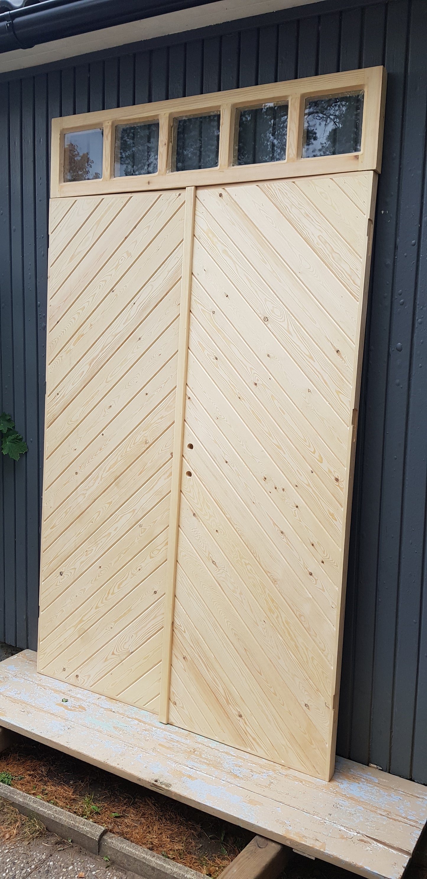 ART 723 - Nytillverkad pardörr i gammal Mått B145 x H210 cm Öppnas utåt Handtag på höger sida Dubbel glas Pris 17000 kr Tillkommer 1000 kr för gångjärn och låskista