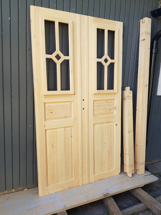 ARTIKELNUMMER 608 Nytillverkad pardörr med vackra detaljer Mått: B 120 H 210 OBS denna är slutsåld men det går att beställa likadan med önskad mått