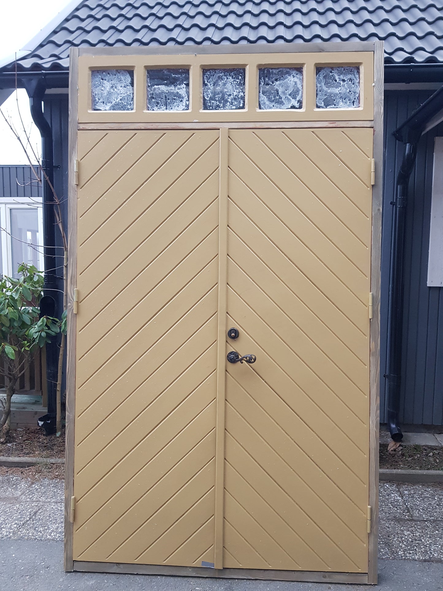 ART 829 - Nytillverkad pardörr i gammal stil med överljus Mått B145 x H245.5 cm Öppnas utåt Handtag på höger sida Pris 17000 kr Tillkommer 1000 kr för gångjärn och låskista