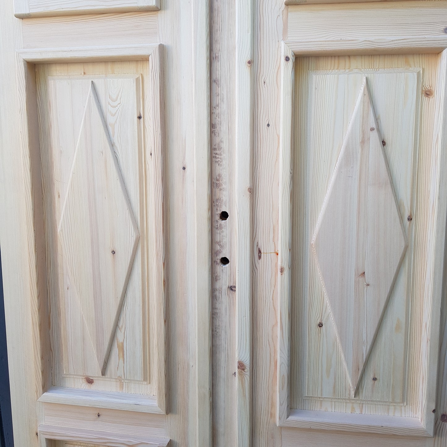 ART 605 Nytillverkad pardörr i gammal stil Mått B120 x H210 cm Öppnas utåt Handtag på höger sida Pris 15000 kr Tillkommer 1000 kr för gångjärn och låskista