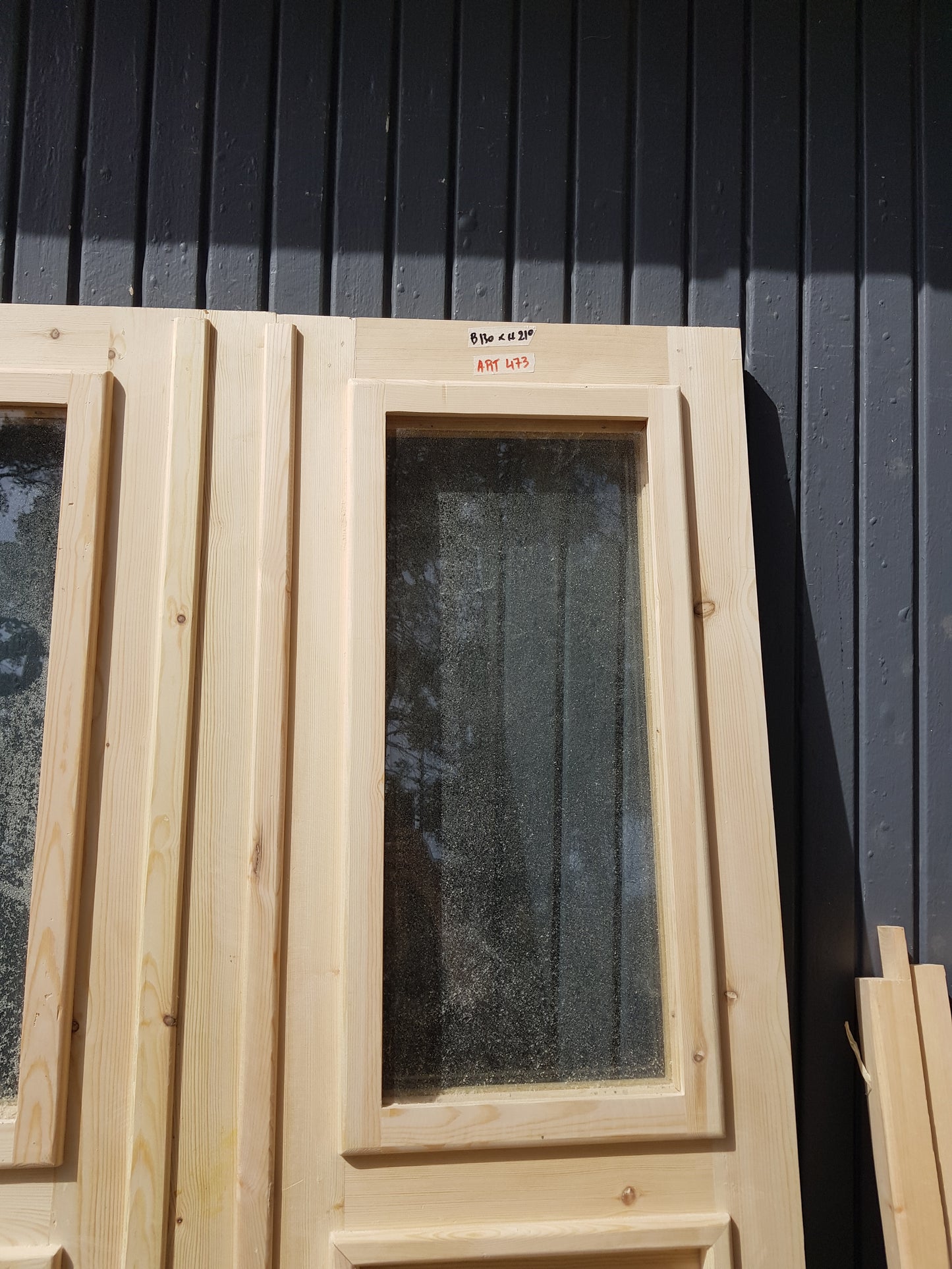 ARTIKELNUMMER 473 Nytillverkade obehandlade pardörrar med dubbelglas i gammal stil inkl. karm karmyttermått Bredd 130 cm Höjd 210 cm Djup dörrblad 4,5 cm Pris: 15000 kr Tillkommer 1000 kr för gångjärn och låskista om man väljer det