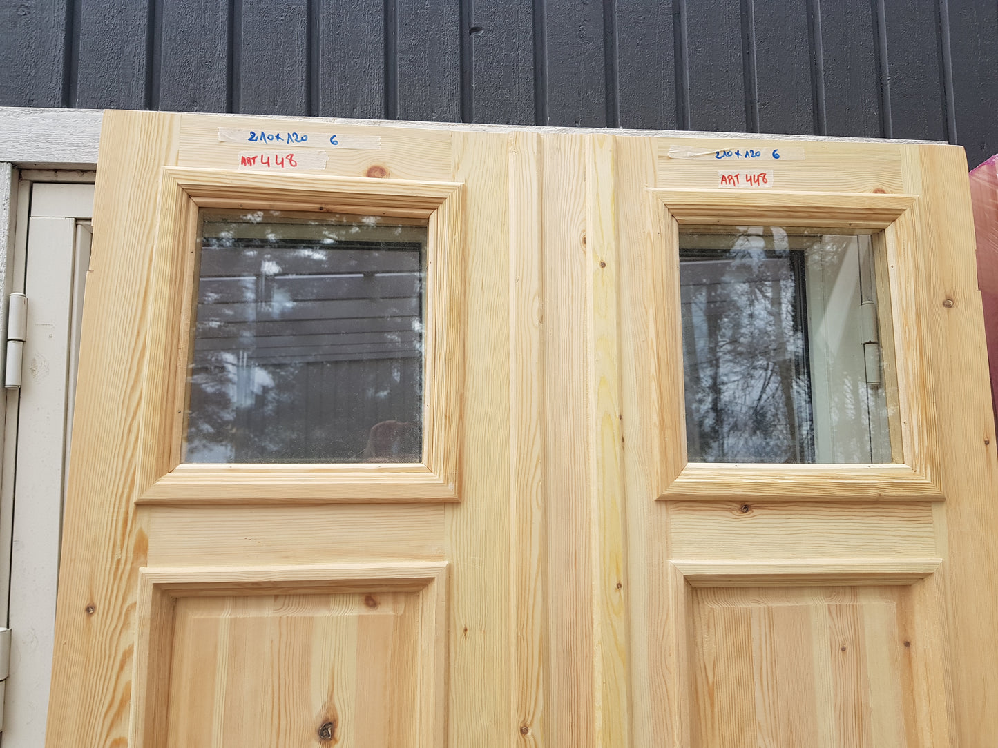 ARTIKELNUMMER 448 Nytillverkade obehandlade pardörrar med dubbelglas i gammal stil inkl karm karmyttermått Bredd 120 cm Höjd 210 cm Djup dörrblad 4,5 cm Pris: 15000 kr Tillkommer 1000 kr för gångjärn och låskista om man väljer det