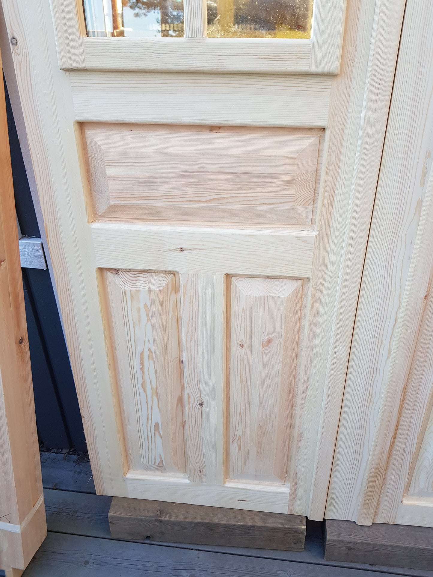 ARTIKELNUMMER 470 Nytillverkade obehandlade pardörrar med dubbelglas i gammal stil inkl karm karmyttermått Bredd 140 cm Höjd 210 cm Djup dörrblad 4,5 cm Pris: 15000 kr Tillkommer 1000 kr för gångjärn och låskista om man väljer det