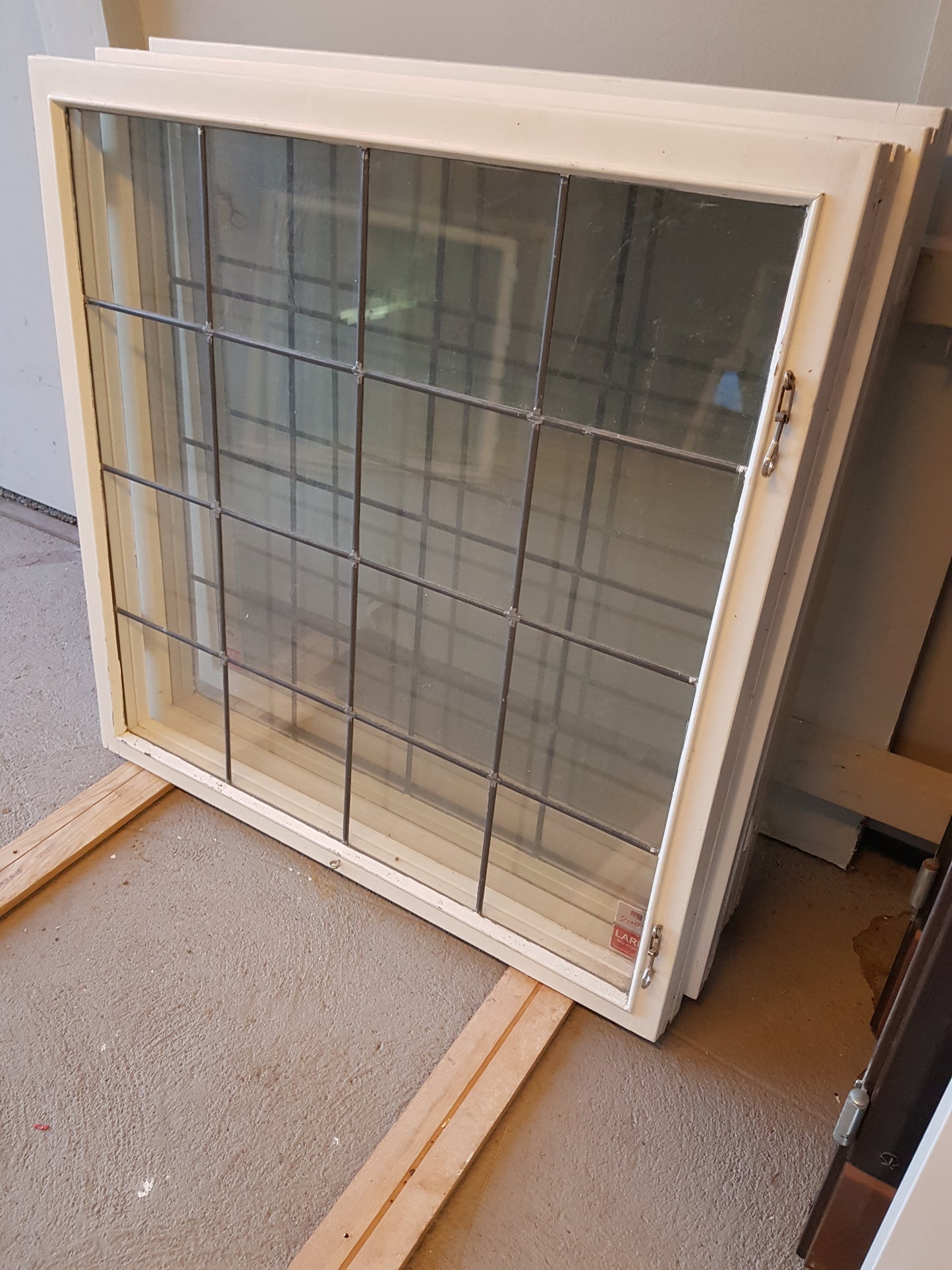 Art 834B b94 h93.5   3st bly infattat 3500 kr st utan karm (Borlänge)