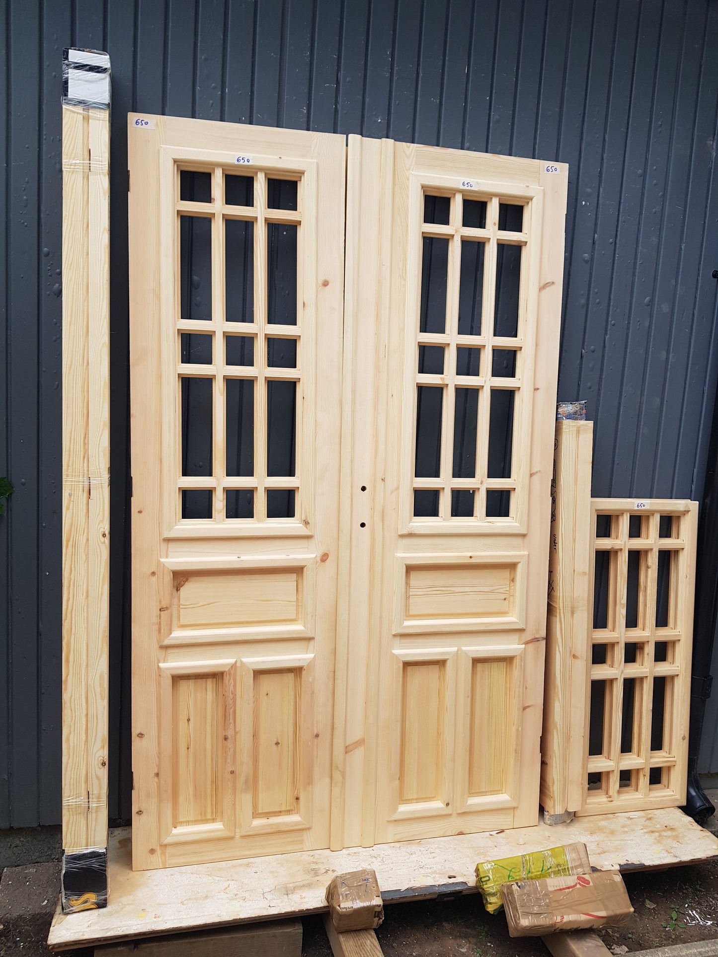 ART 650 Nytillverkad pardörr i gammal stil Mått B130 x H210 cm Öppnas utåt Handtag på höger sida Pris 15000 kr Tillkommer 1000 kr för gångjärn och låskista