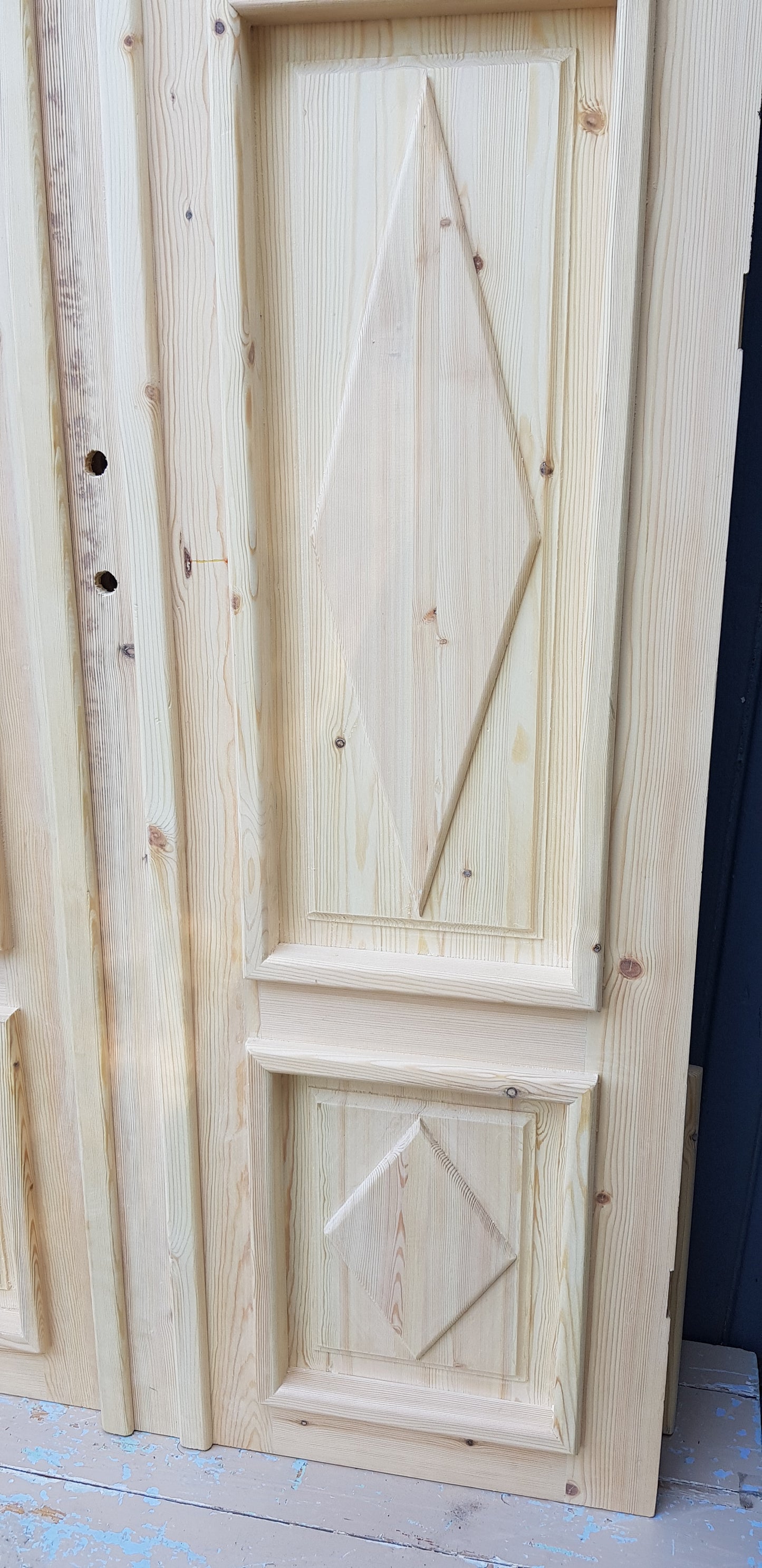 ART 605 Nytillverkad pardörr i gammal stil Mått B120 x H210 cm Öppnas utåt Handtag på höger sida Pris 15000 kr Tillkommer 1000 kr för gångjärn och låskista
