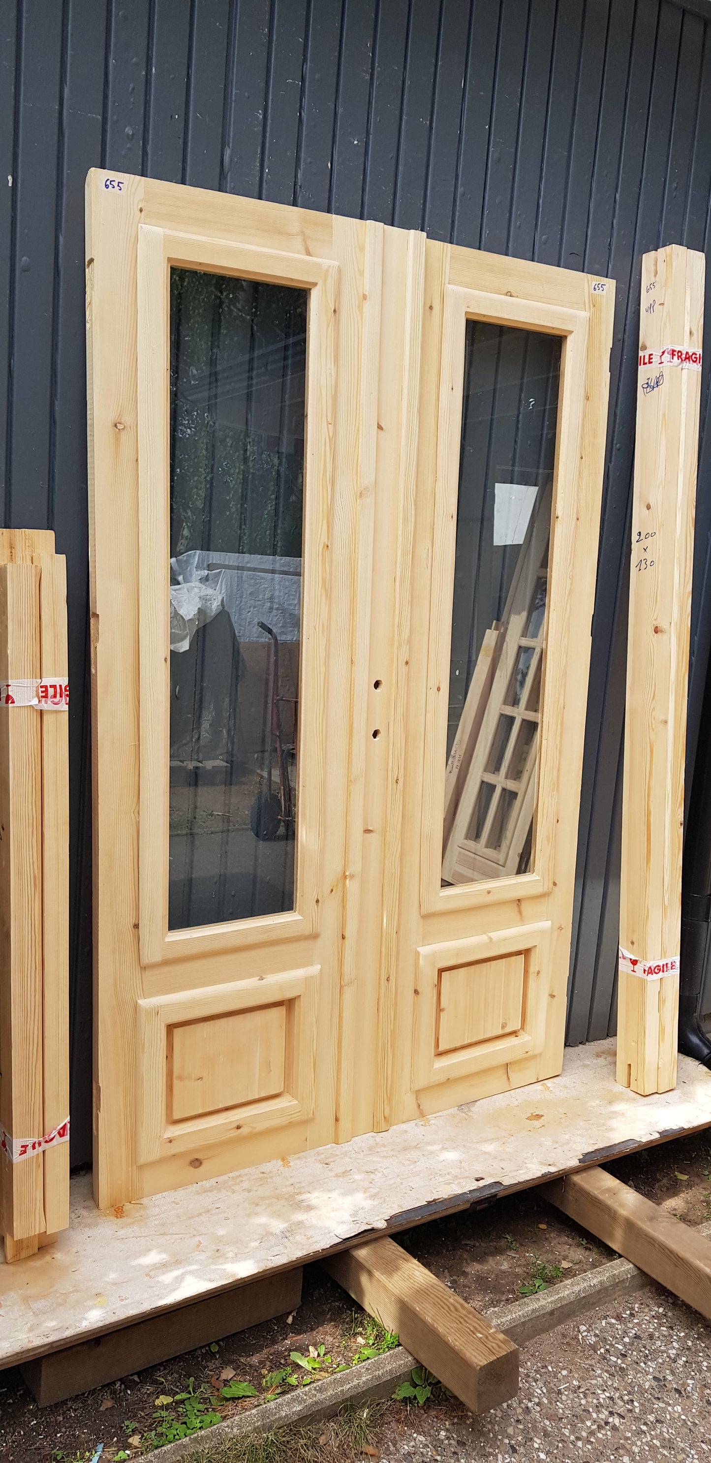 ART 655 Nytillverkad pardörr i gammal stil Mått B130 x H200 cm Öppnas utåt Handtag på höger sida Pris 15000 kr Tillkommer 1000 kr för gångjärn och låskista
