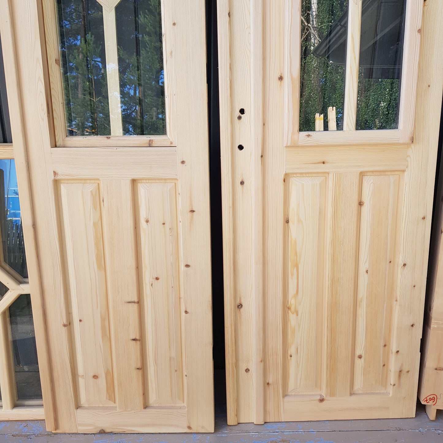 ART 607 Nytillverkad pardörr i gammal stil Mått B130 x H210 cm Öppnas utåt Handtag på höger sida Pris 15000 kr Tillkommer 1000 kr för gångjärn och låskista