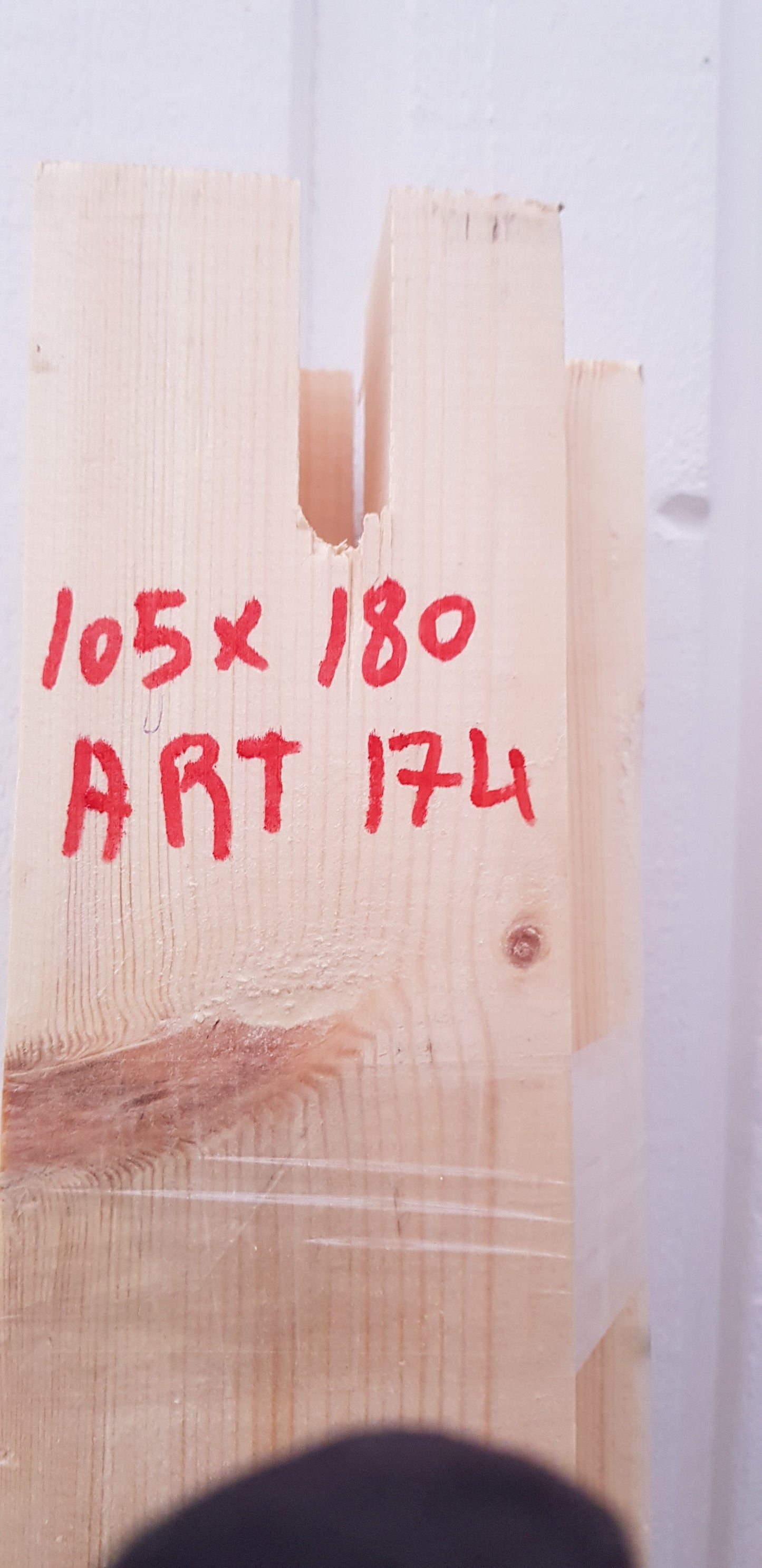 ARTIKELNUMMER 174 Antik Spegeldörr från 1700 talet med gammalt gångjärn säljes med karm som är nytillverkad.